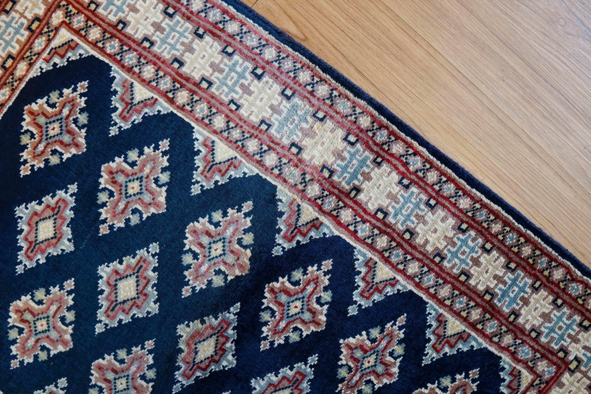  パキスタン手織り絨毯　 93×61cm