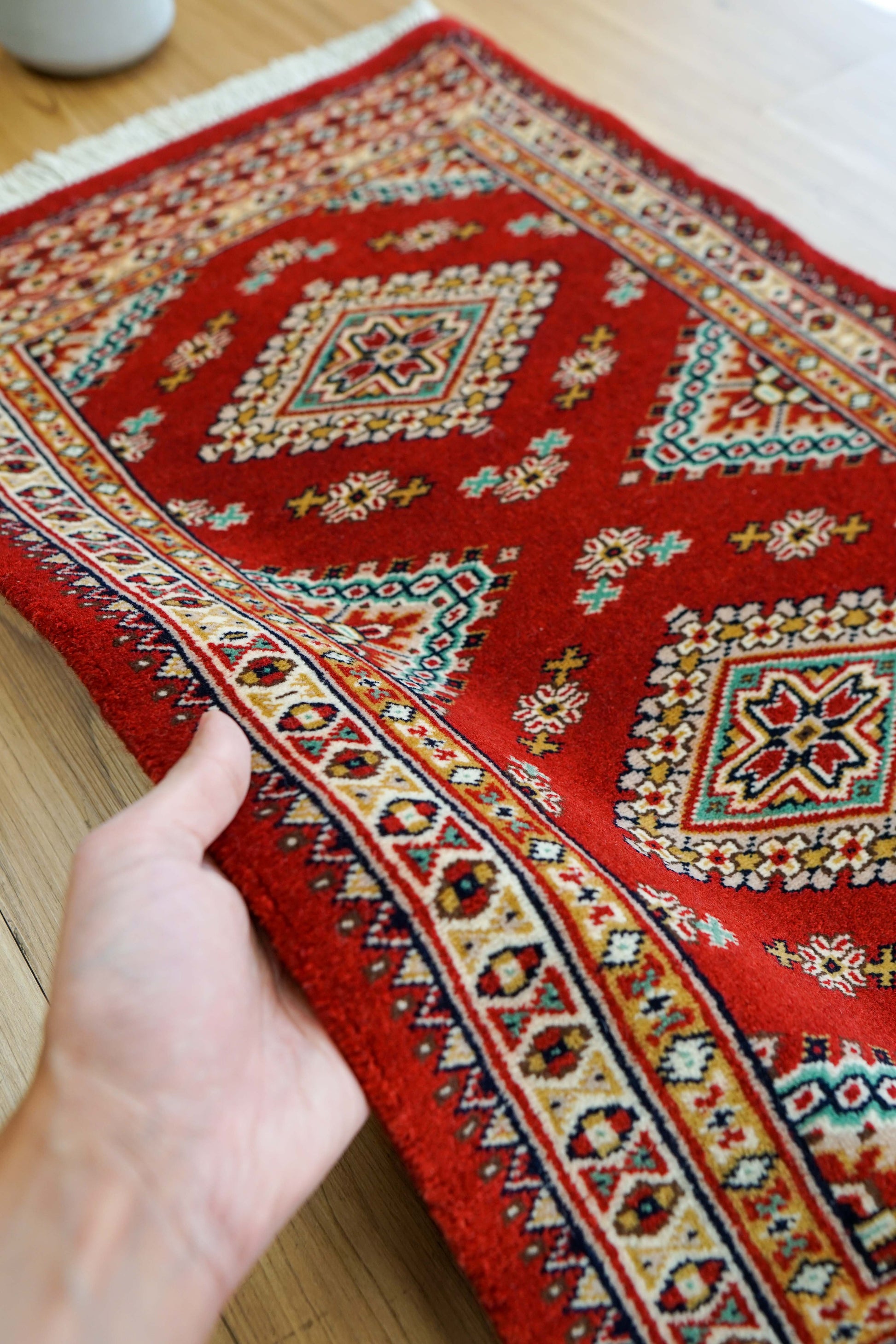  パキスタン手織り絨毯 玄関マット 78×49cm ファインクオリティ 赤基調 トライバルデザイン ウールラグ