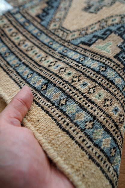  81×63cm  パキスタン手織り絨毯
