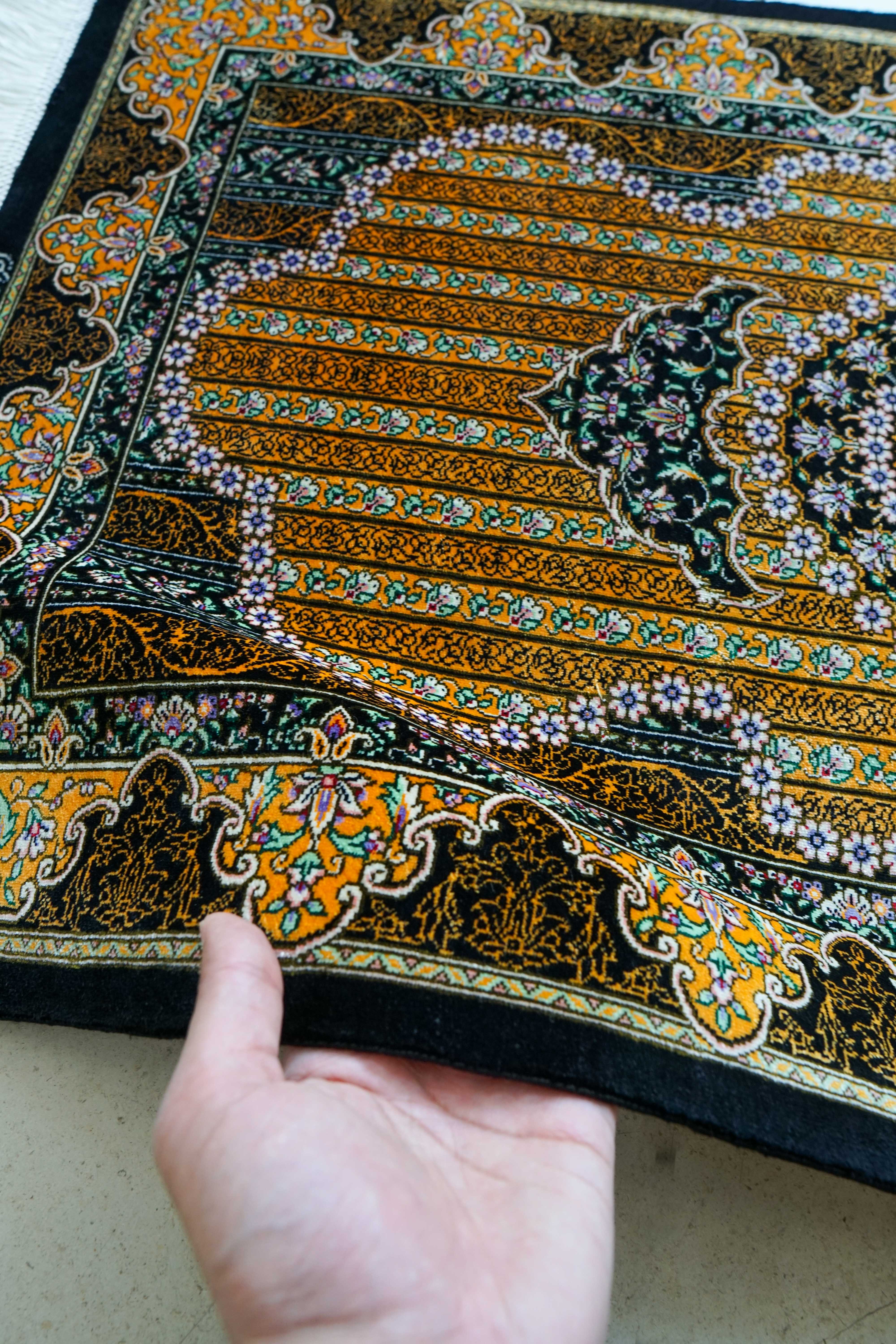 ペルシャ絨毯 クム産シルク100% ハミード工房 92×59cm – Decorworks