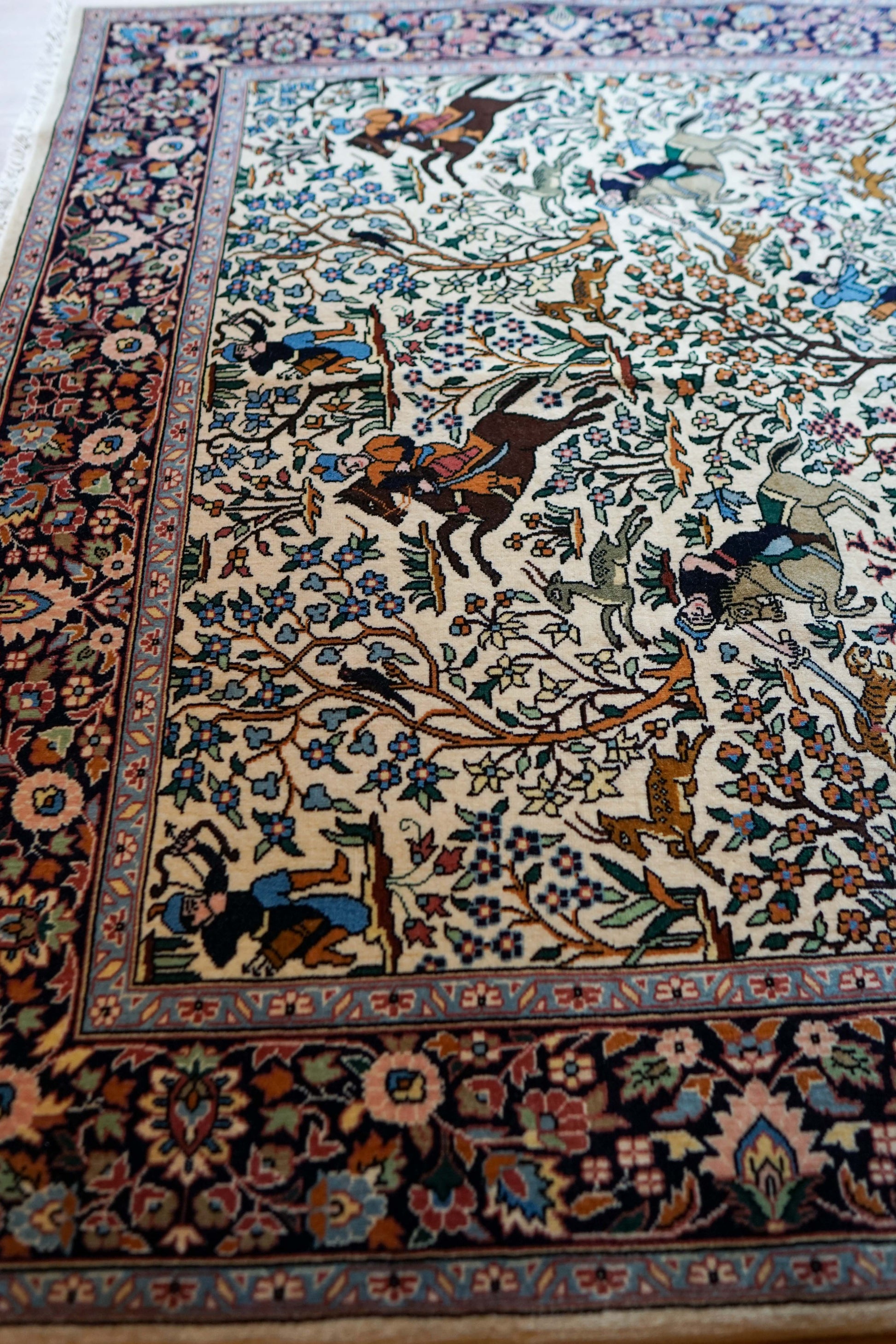  ペルシャ絨毯 タブリーズ産 シカルガー（狩猟図）デザイン 218×140cm 手織りラグ