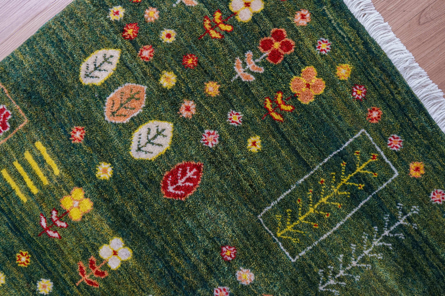  ペルシャ手織りカシュクリギャッベ リズバフト 93×62cm｜緑の草原と鳥のモチーフ・高密度織り ギャベ