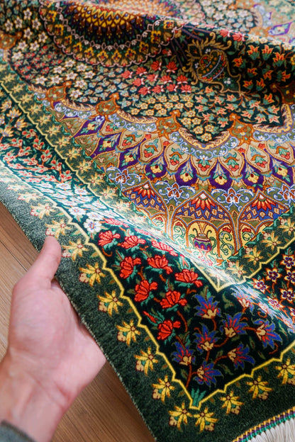  手織りペルシャ絨毯 クム産 タバタバイ工房 100％シルク 126×82cm｜グリーンメダリオン・最高級シルクラグ