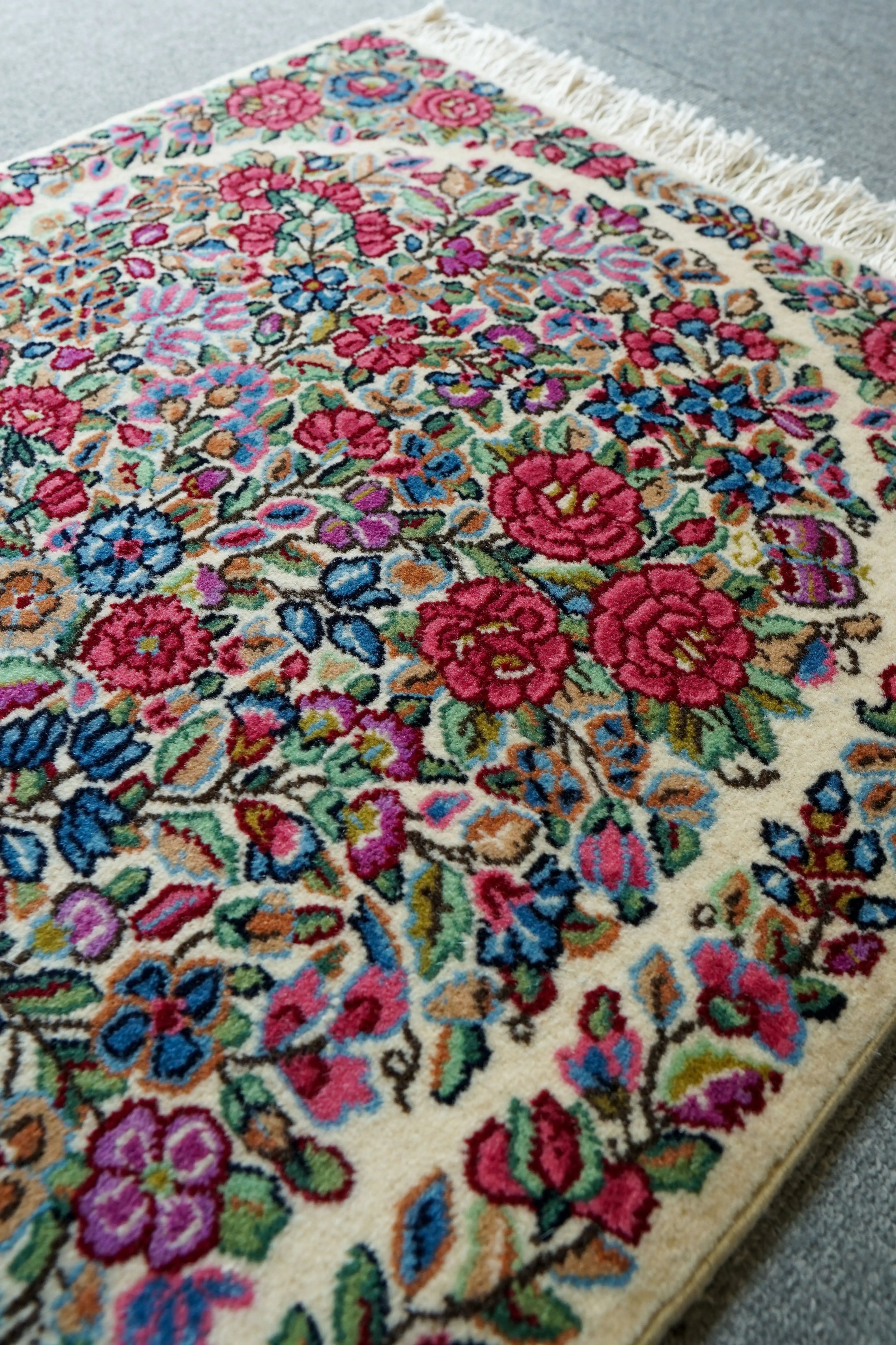 ペルシャ絨毯 ケルマン産 華やかな花柄デザインと上質ウール Decorworks