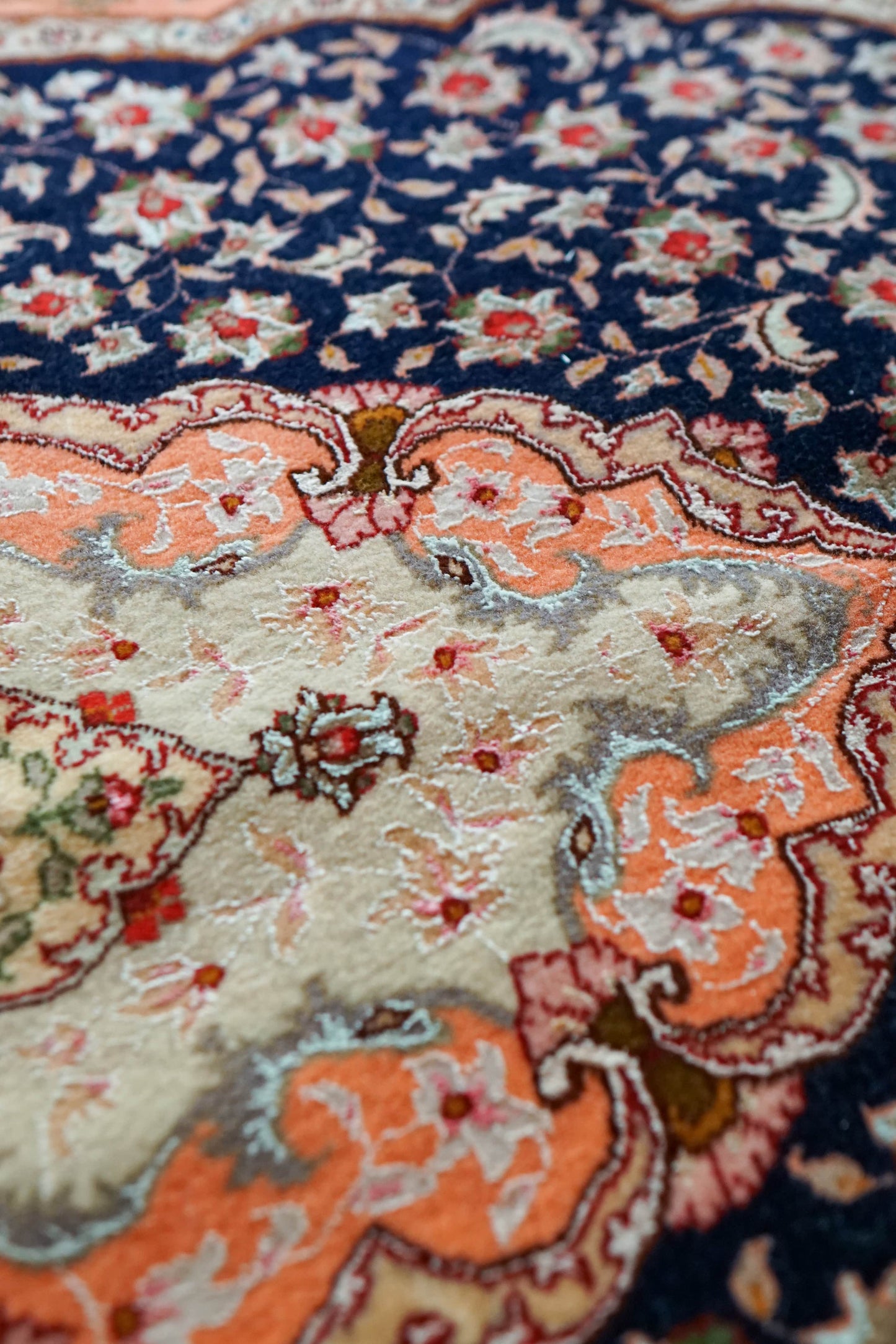 Collection ペルシャ手織り絨毯 タブリーズ産 丸い 145×98cm ウール＆シルク