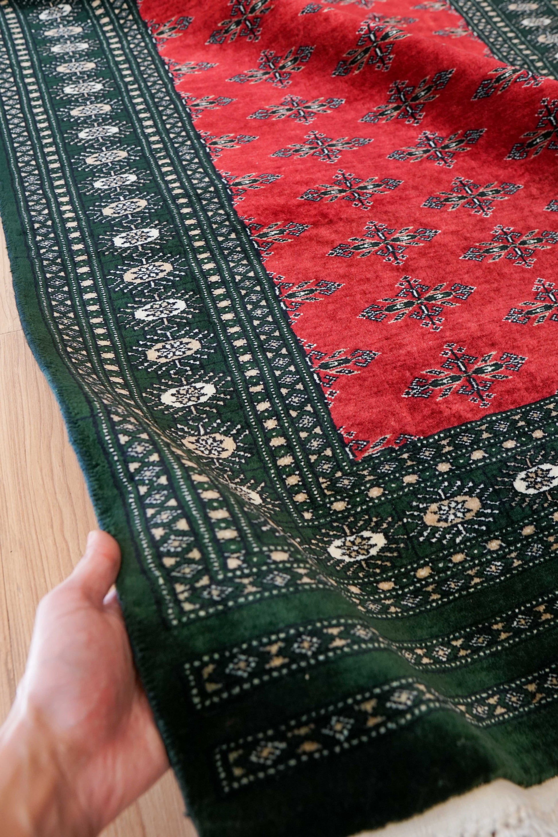  パキスタン手織り絨毯 143×92cm｜バタフライ文様・お守りモチーフのボーダー 高密度ウール