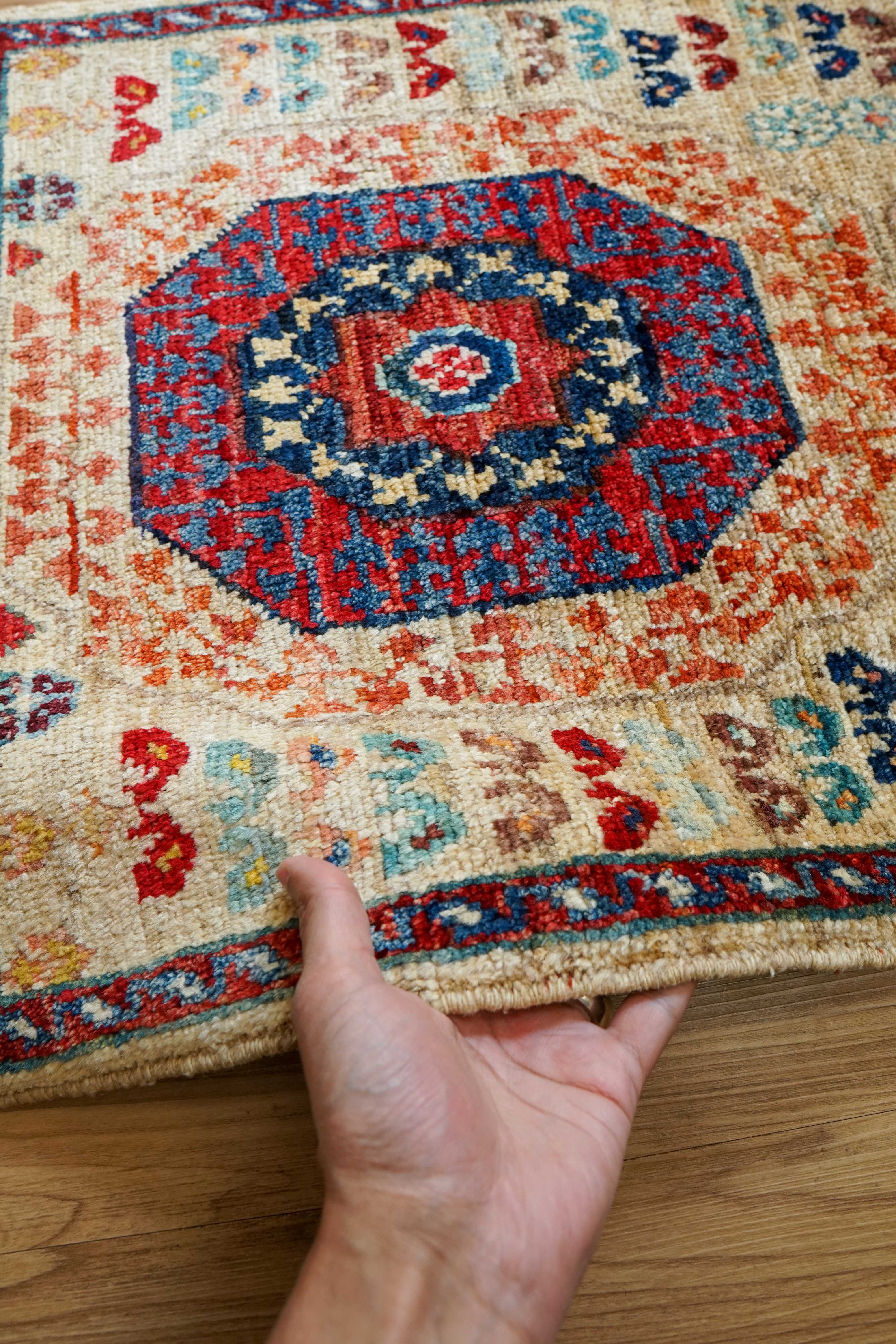 アフガン ガズニー手織り絨毯 ベージュ×レッド 92×56cm – Decorworks