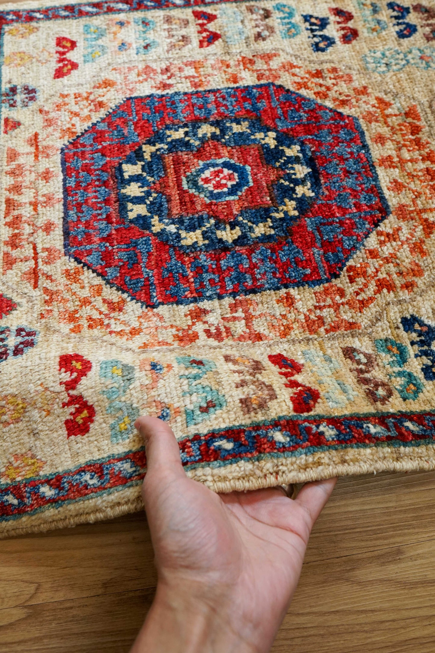  アフガン ガズニー手織り絨毯 ベージュ×レッド 92×56cm