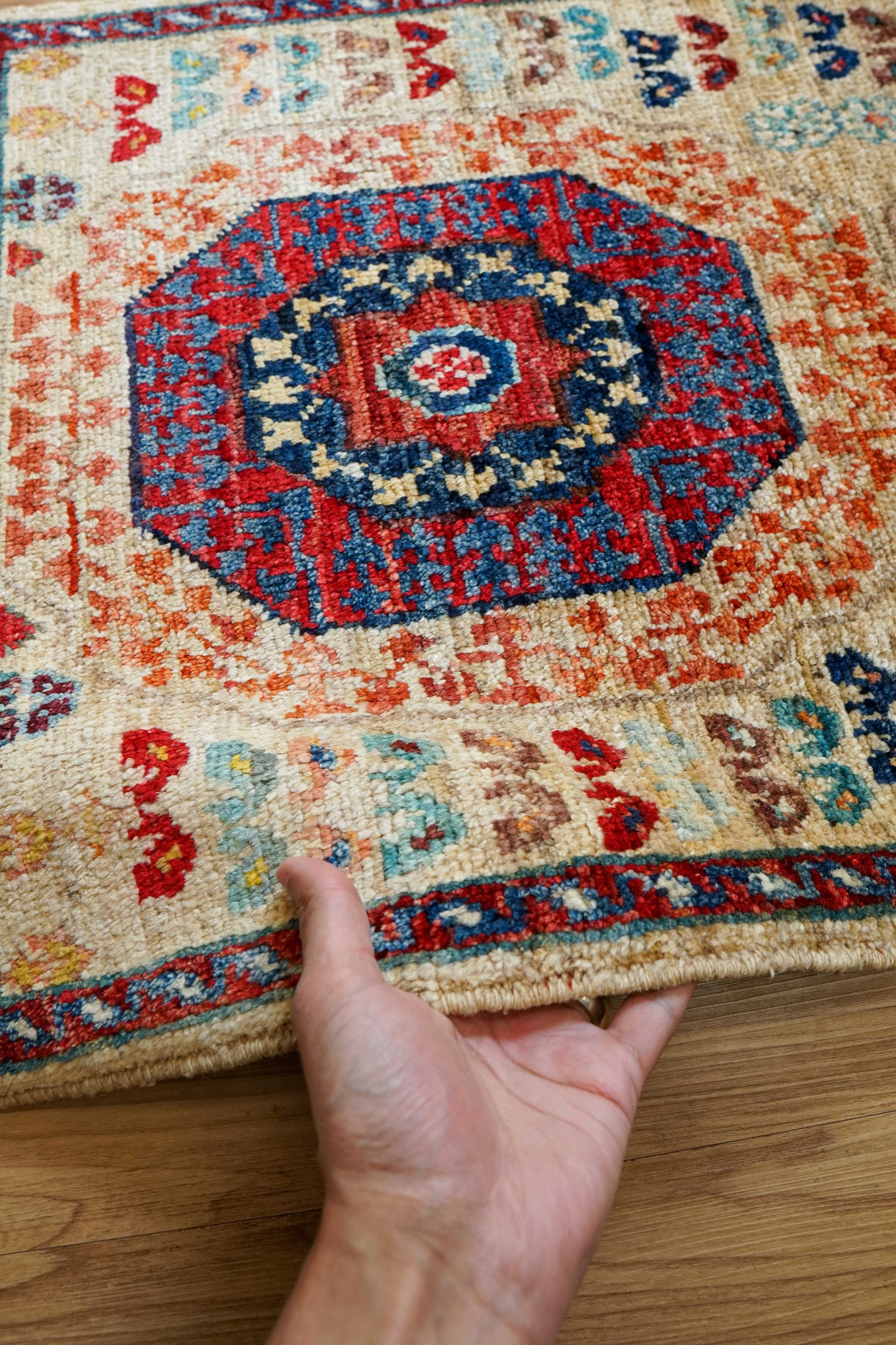  アフガン ガズニー手織り絨毯 ベージュ×レッド 92×56cm