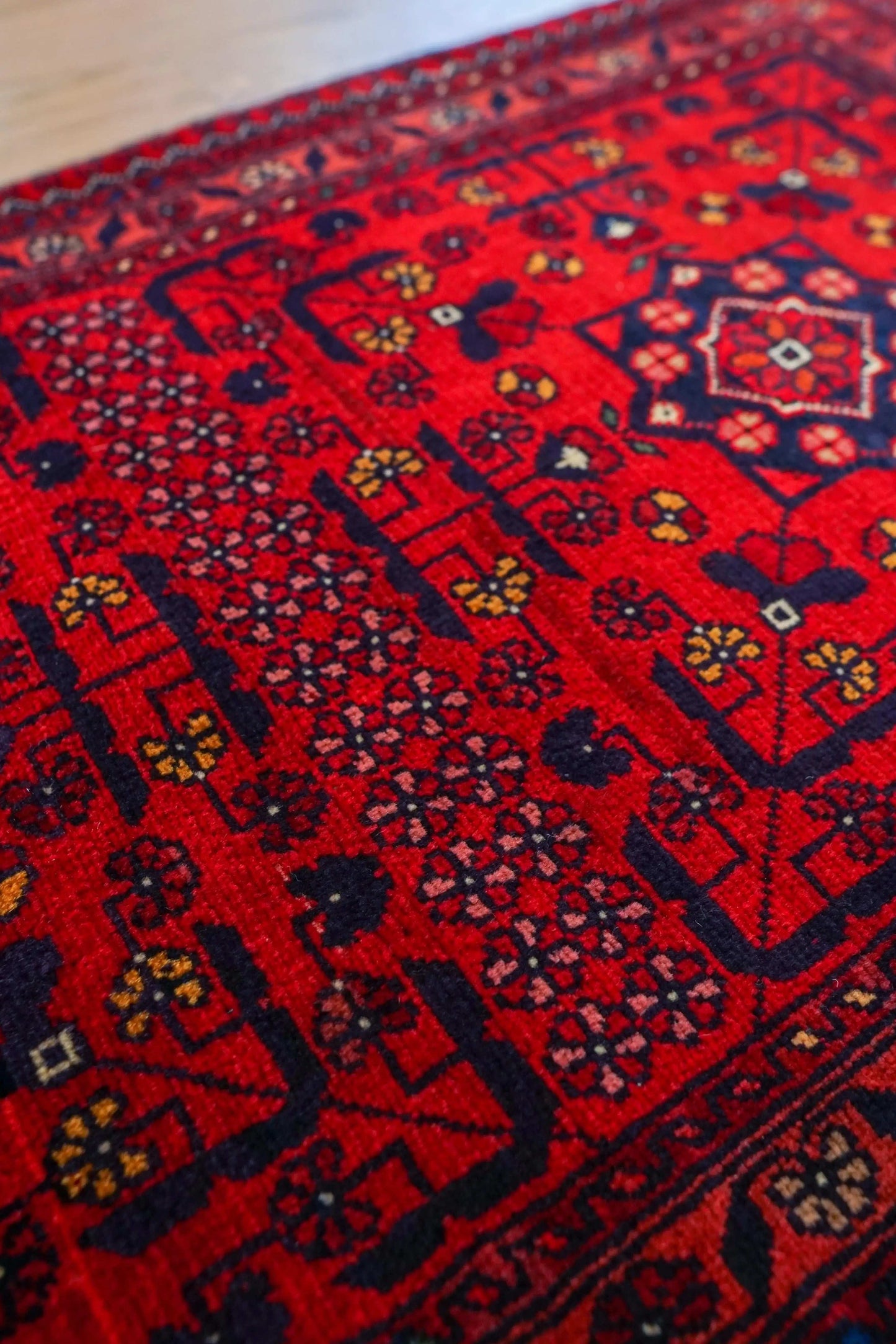  アフガニスタン手織り絨毯 カールモハメディ109×57cm｜深紅ギュル文様 トライバルラグ