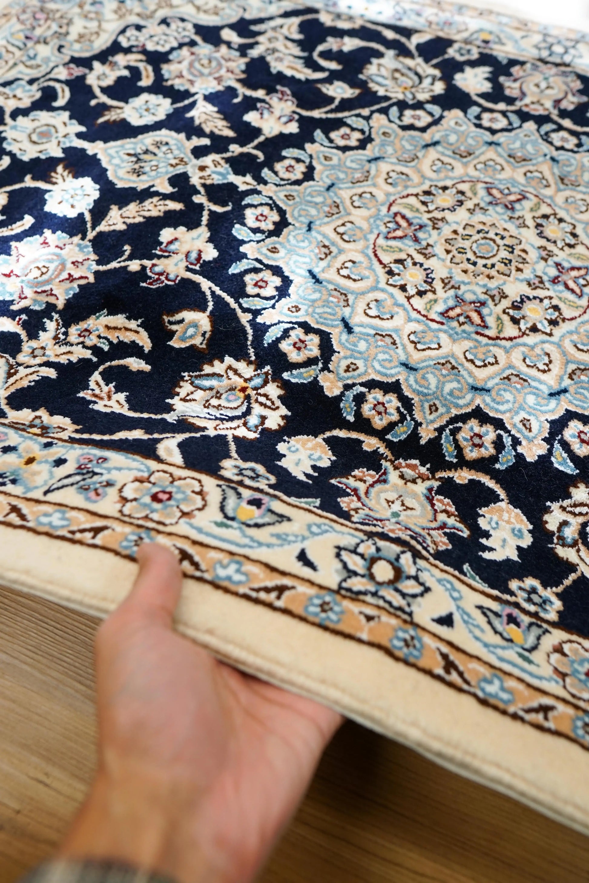  ペルシャ絨毯 ナイン産 121×79cm｜ネイビー基調