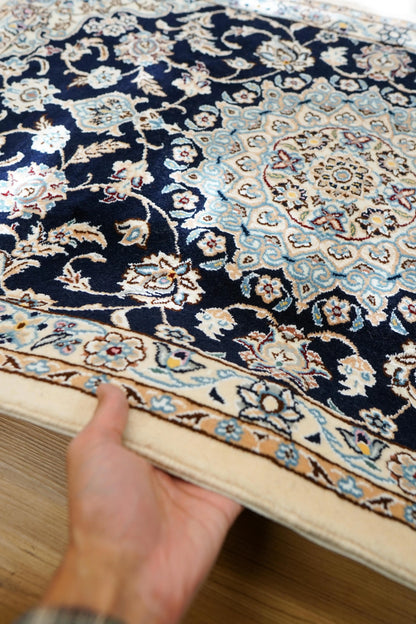  ペルシャ絨毯 ナイン産 121×79cm｜ネイビー基調