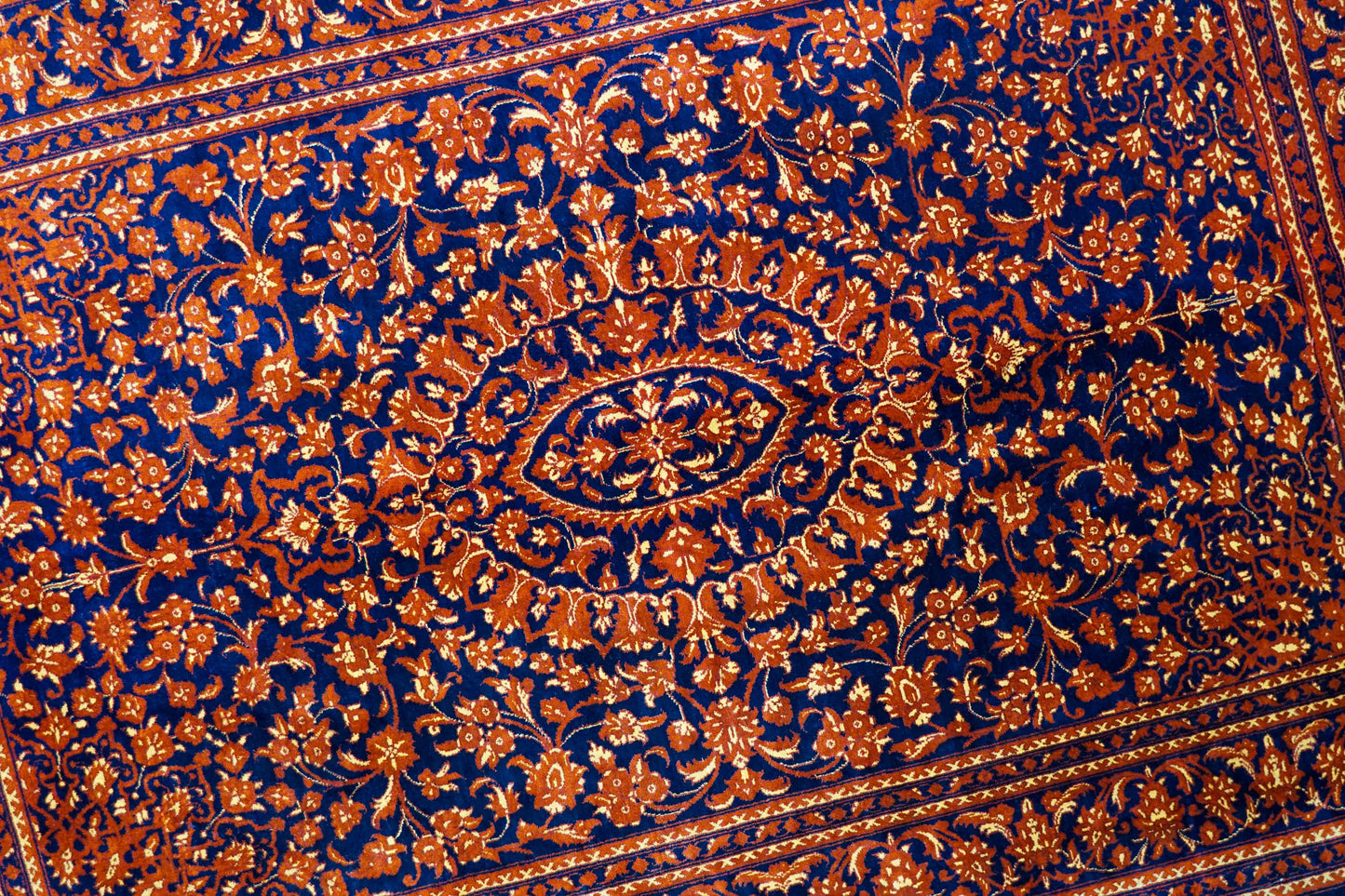 ペルシャ絨毯　クム産　カーリキ房　シルク 100%　(証明書付) 120×80cm　