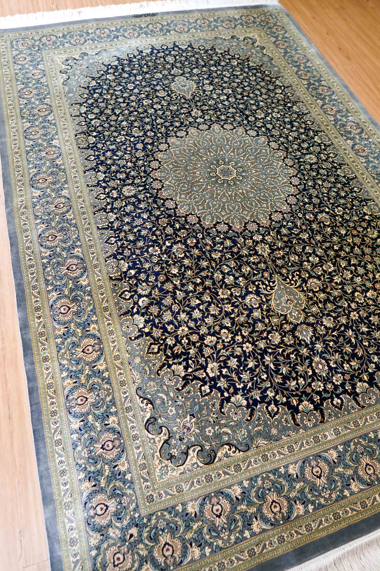  ペルシャ手織り絨毯 クム産 シルク100％ 200×132cm｜ラジョルディ房・総柄メダリオン