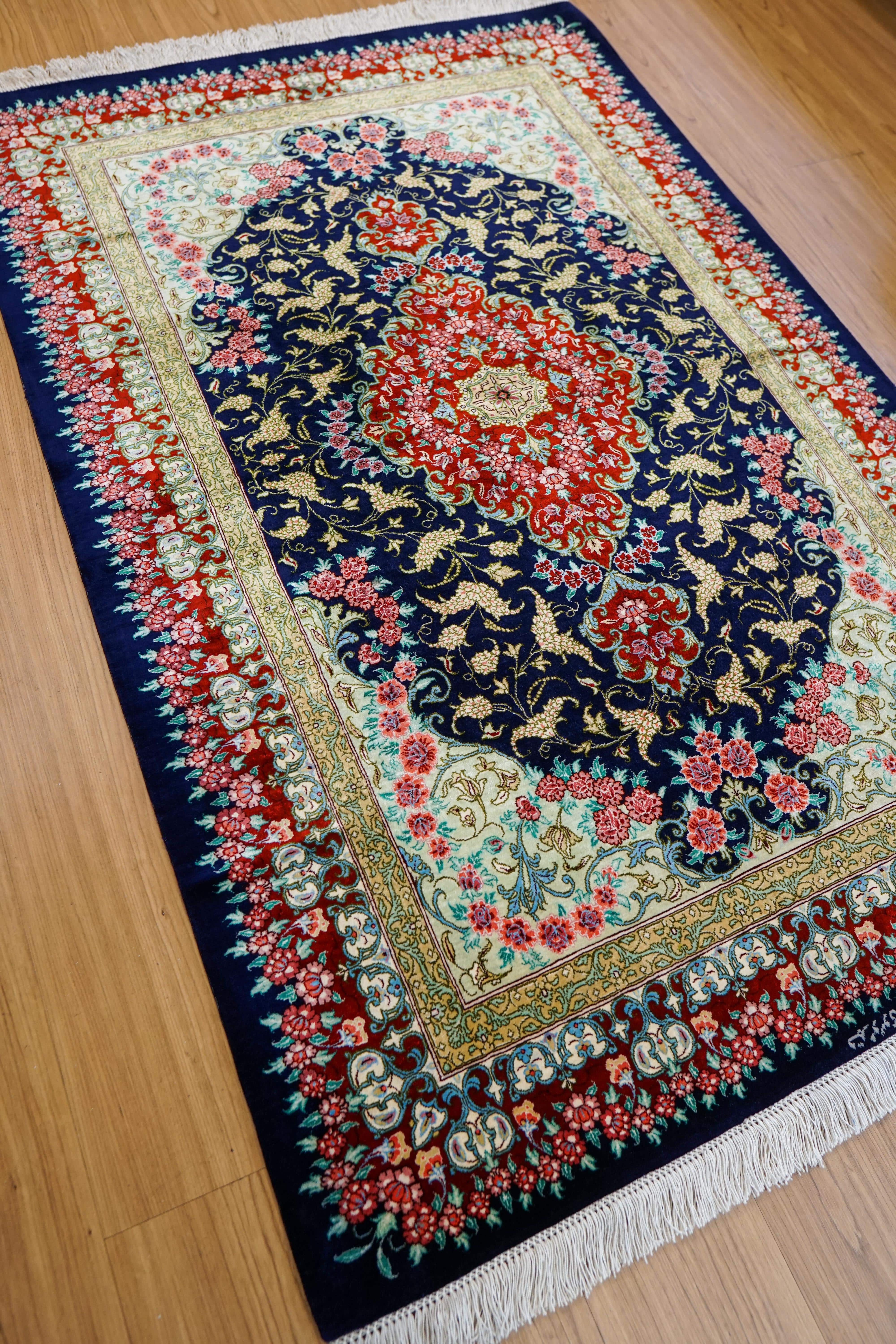 ペルシャ絨毯 クム産 100％シルク 手織り 150×98cm – Decorworks