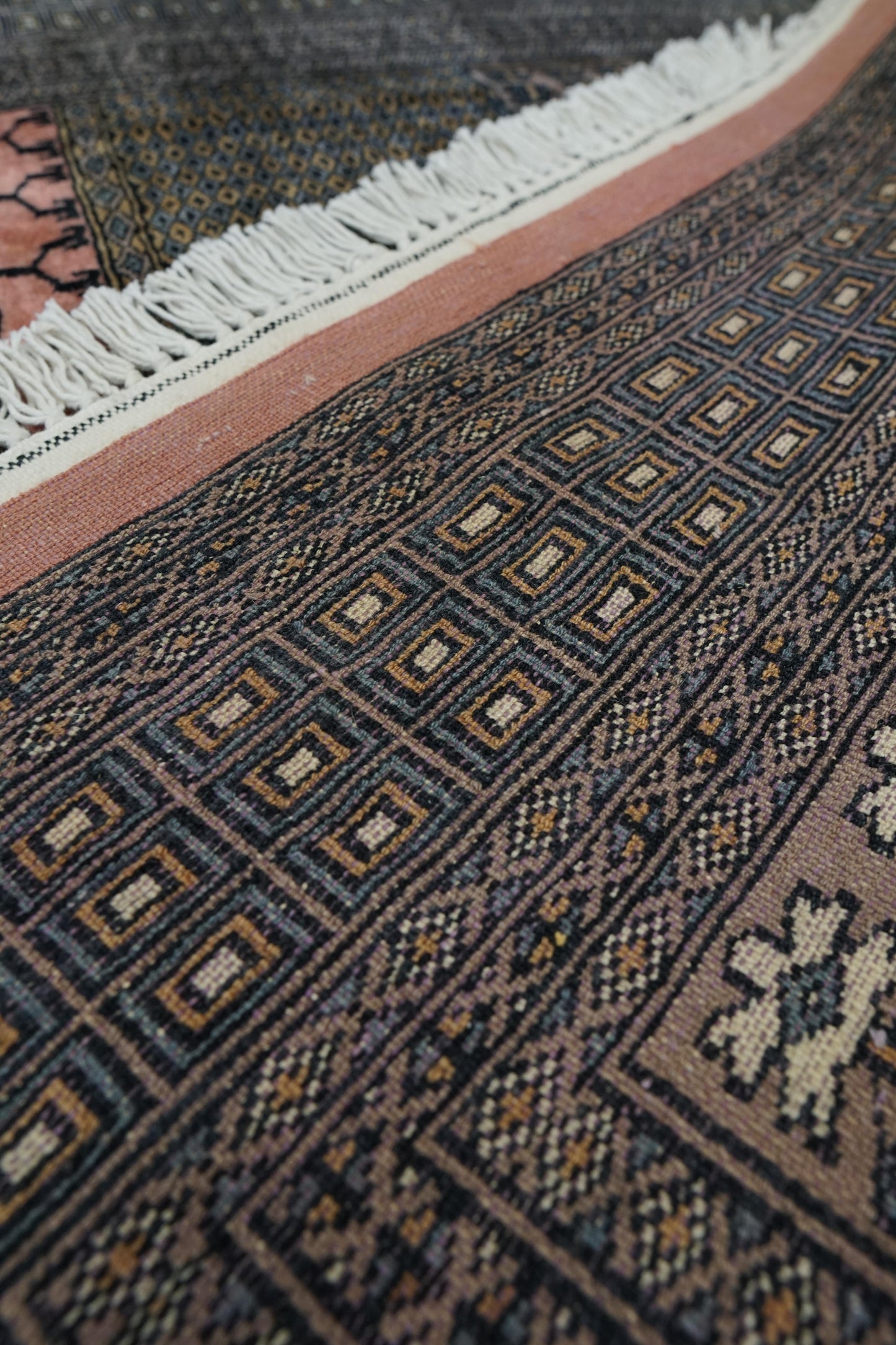 パキスタン手織り絨毯 182×128cm 幾何学ミフラーブデザイン