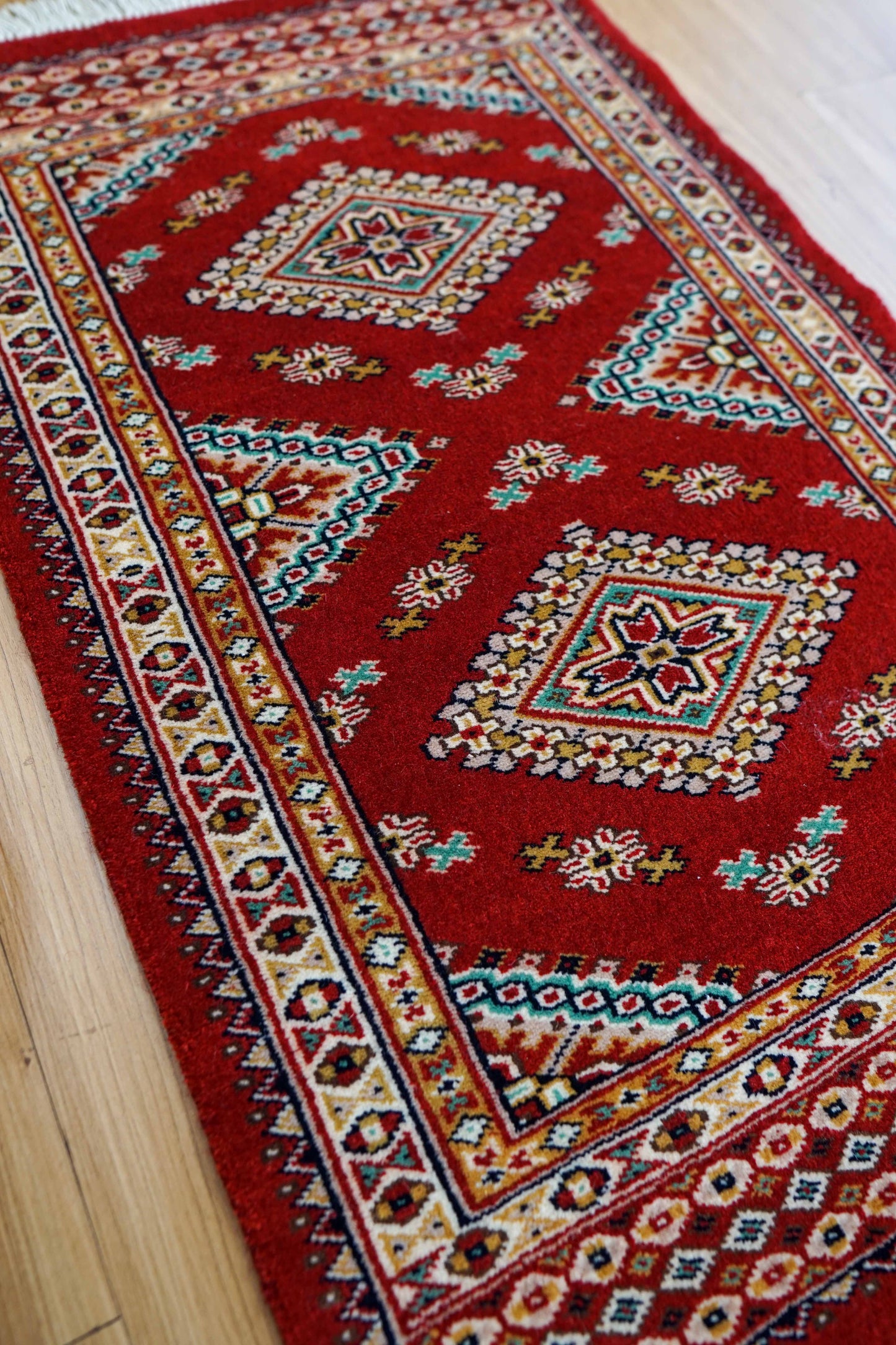  パキスタン手織り絨毯 玄関マット 78×49cm ファインクオリティ 赤基調 トライバルデザイン ウールラグ