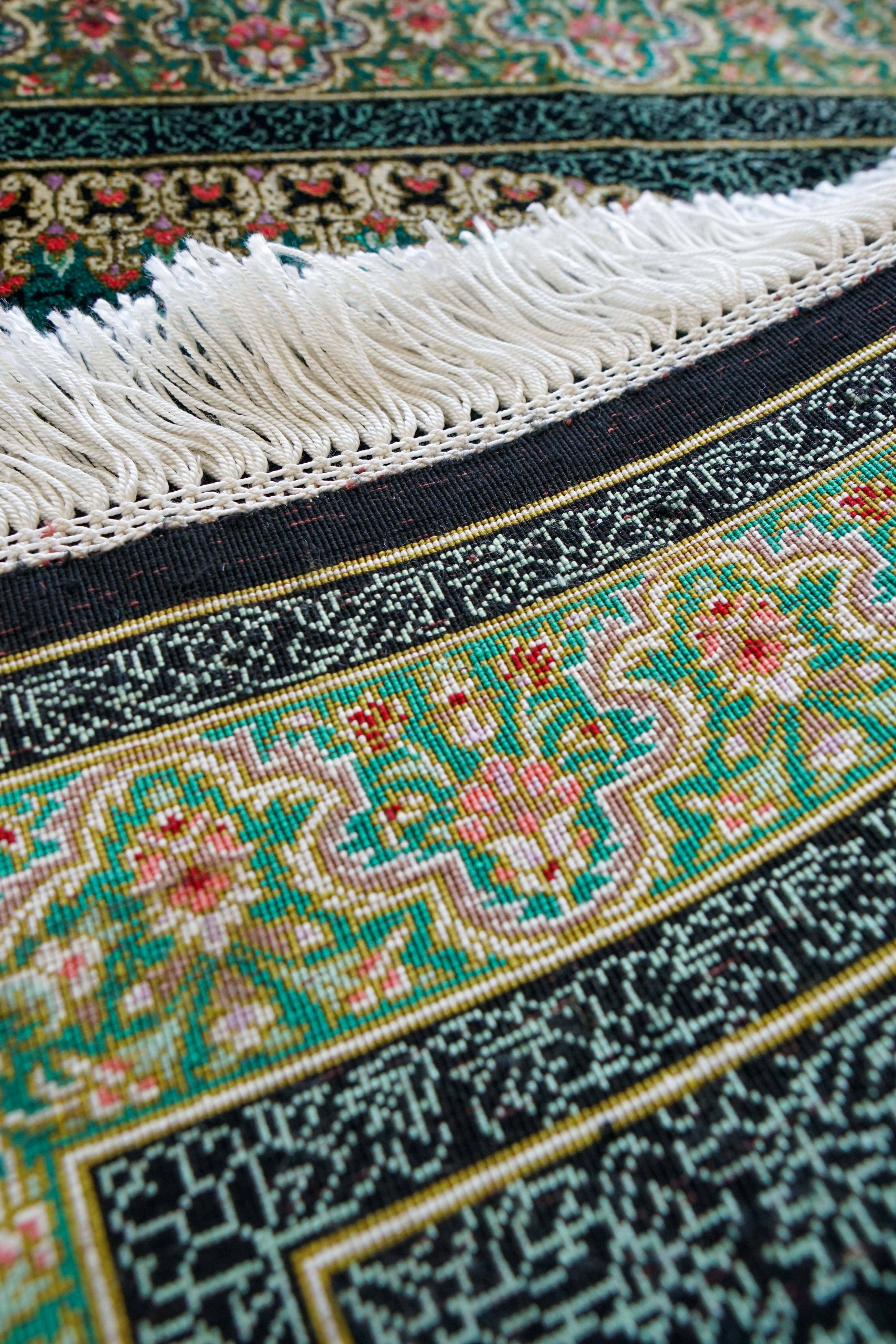 ペルシャ絨毯 クム産 シルク100％ ムサビイ工房 88×59cm｜手織りシルク