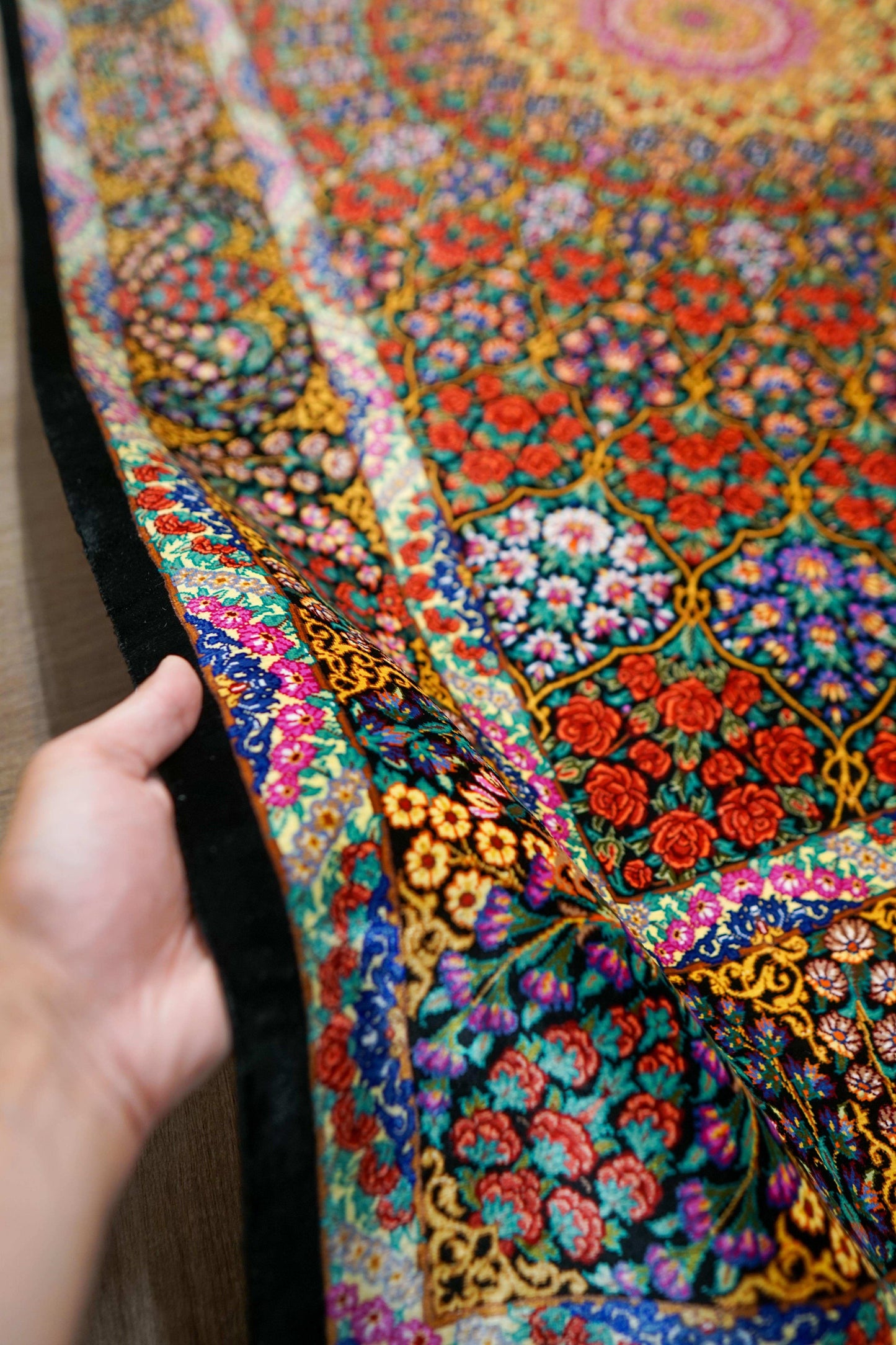  手織りペルシャ絨毯 クム産 アバーシ工房 201×131cm シルク100％ 花文様