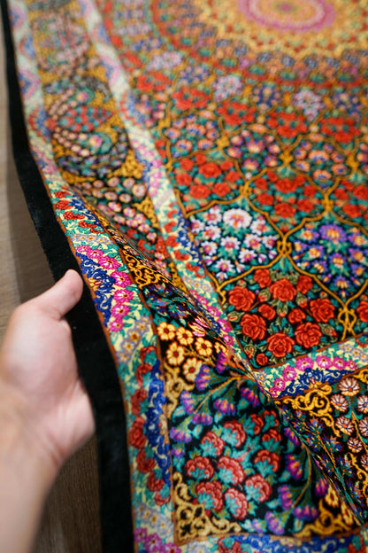  手織りペルシャ絨毯 クム産 アバーシ工房 201×131cm シルク100％ 花文様