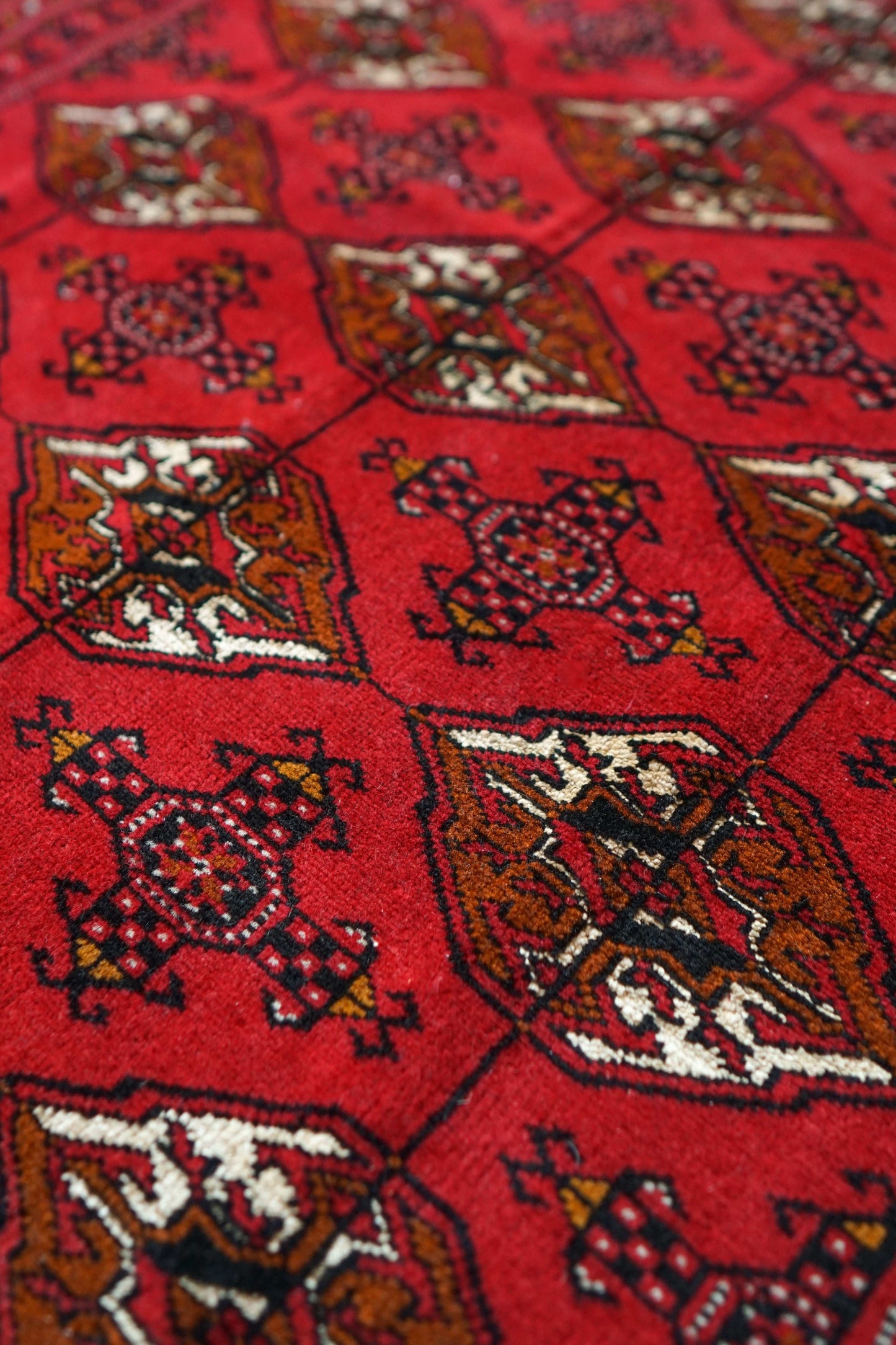  192×126cm　トルクメン ボハラ手織り絨毯