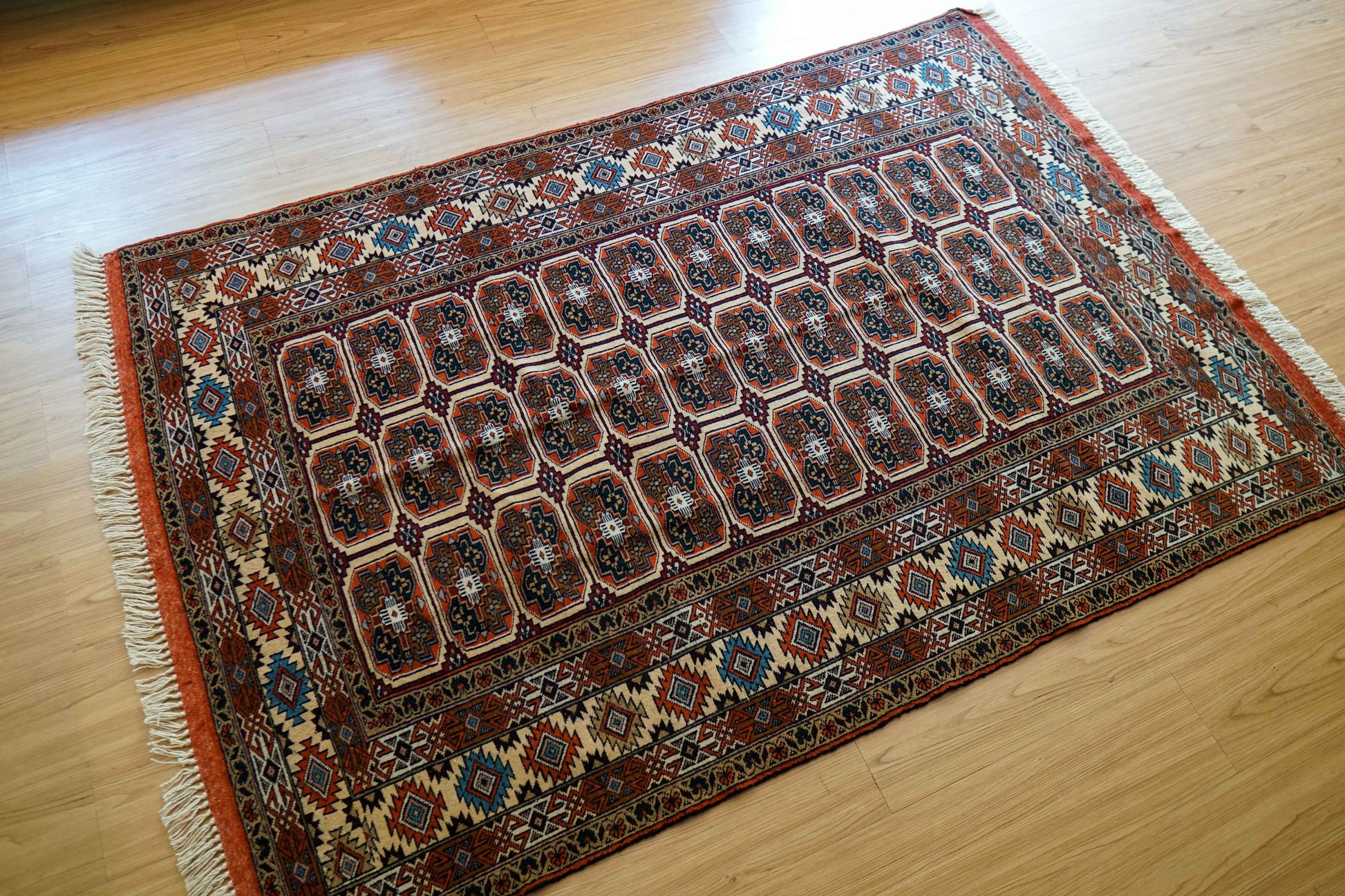  手織り ペルシャ絨毯 トルクメン ボハラ 174×120cm｜伝統のギュル文様が美しい一枚