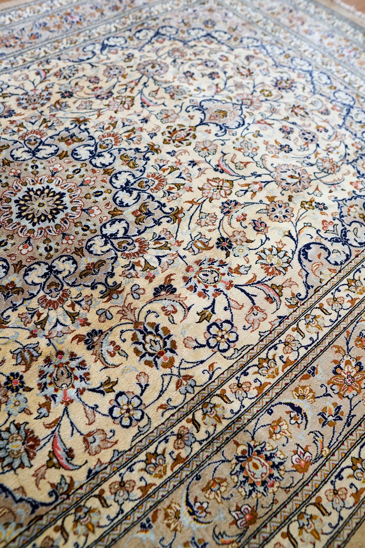  手織りペルシャ絨毯 クム産 ヌーリ工房｜花柄メダリオン 手織りラグ 199×129cm
