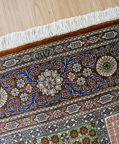  手織りペルシャ絨毯 クム産 バーバイ工房 100％シルク 200×135cm ヘシティデザイン・最高級シルクラグ