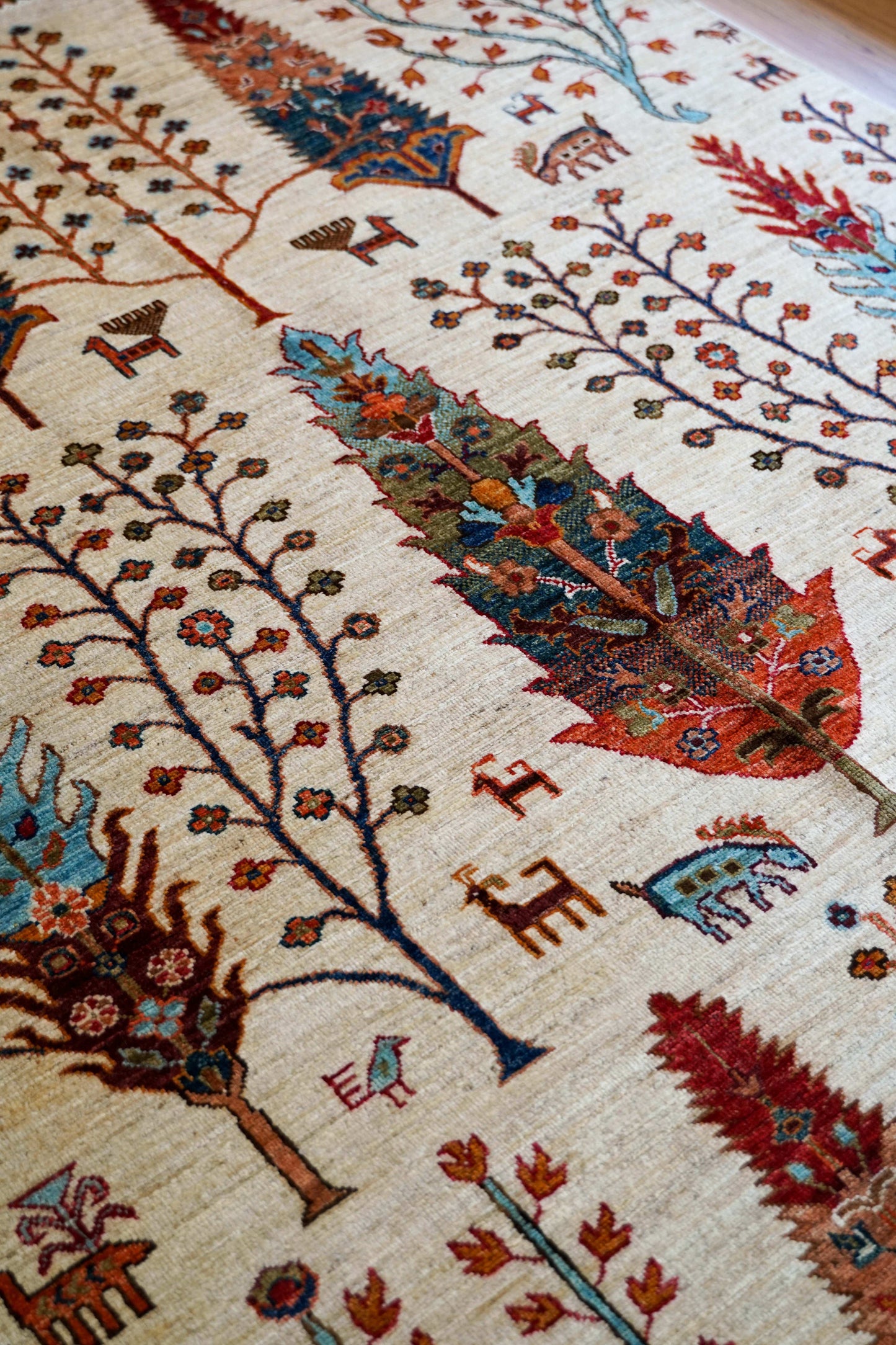  アフガニスタン 手織りガズニギャッベ 203×154cm｜草木染め・生命の木と動物文様