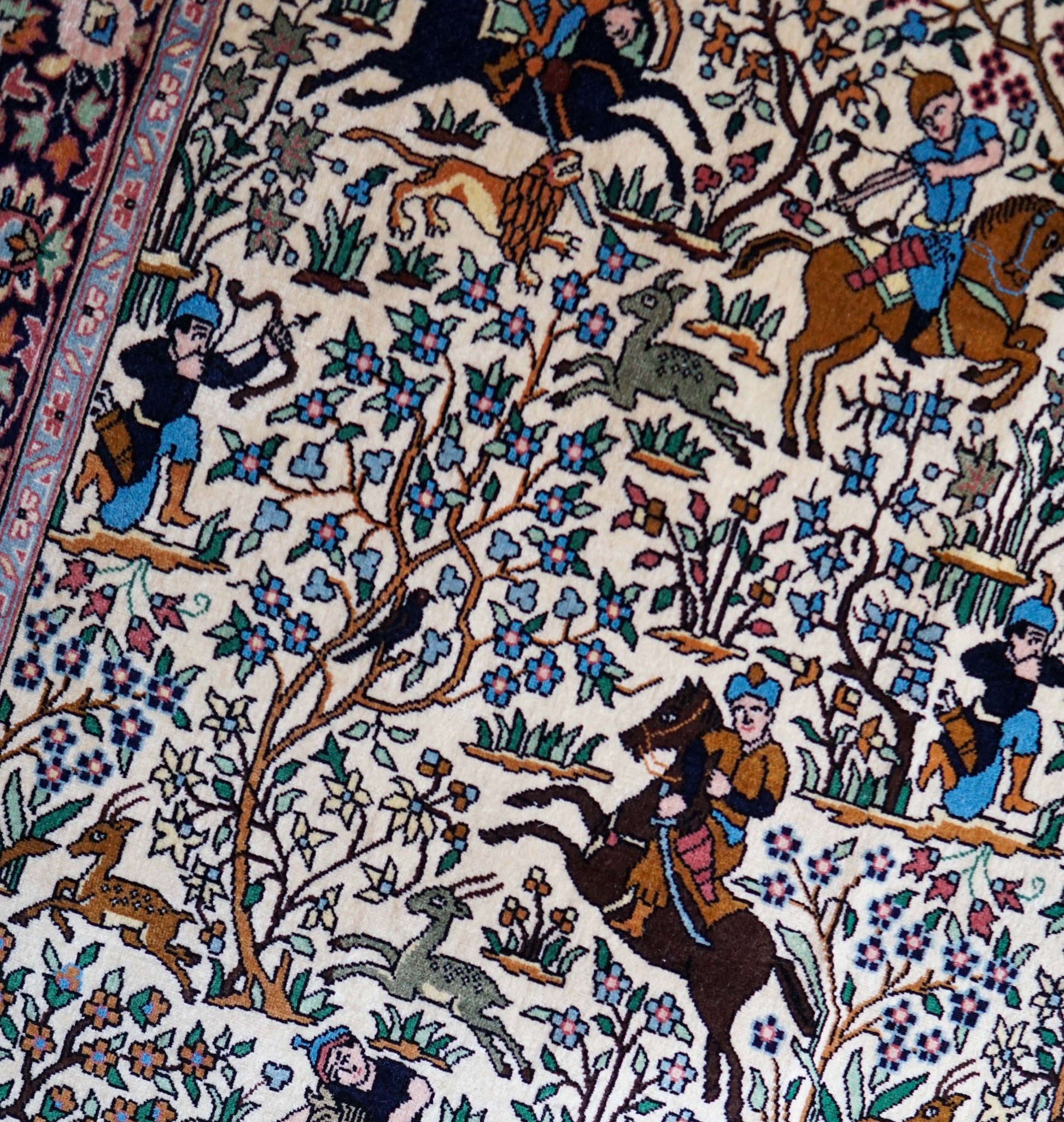  ペルシャ絨毯 タブリーズ産 シカルガー（狩猟図）デザイン 218×140cm 手織りラグ