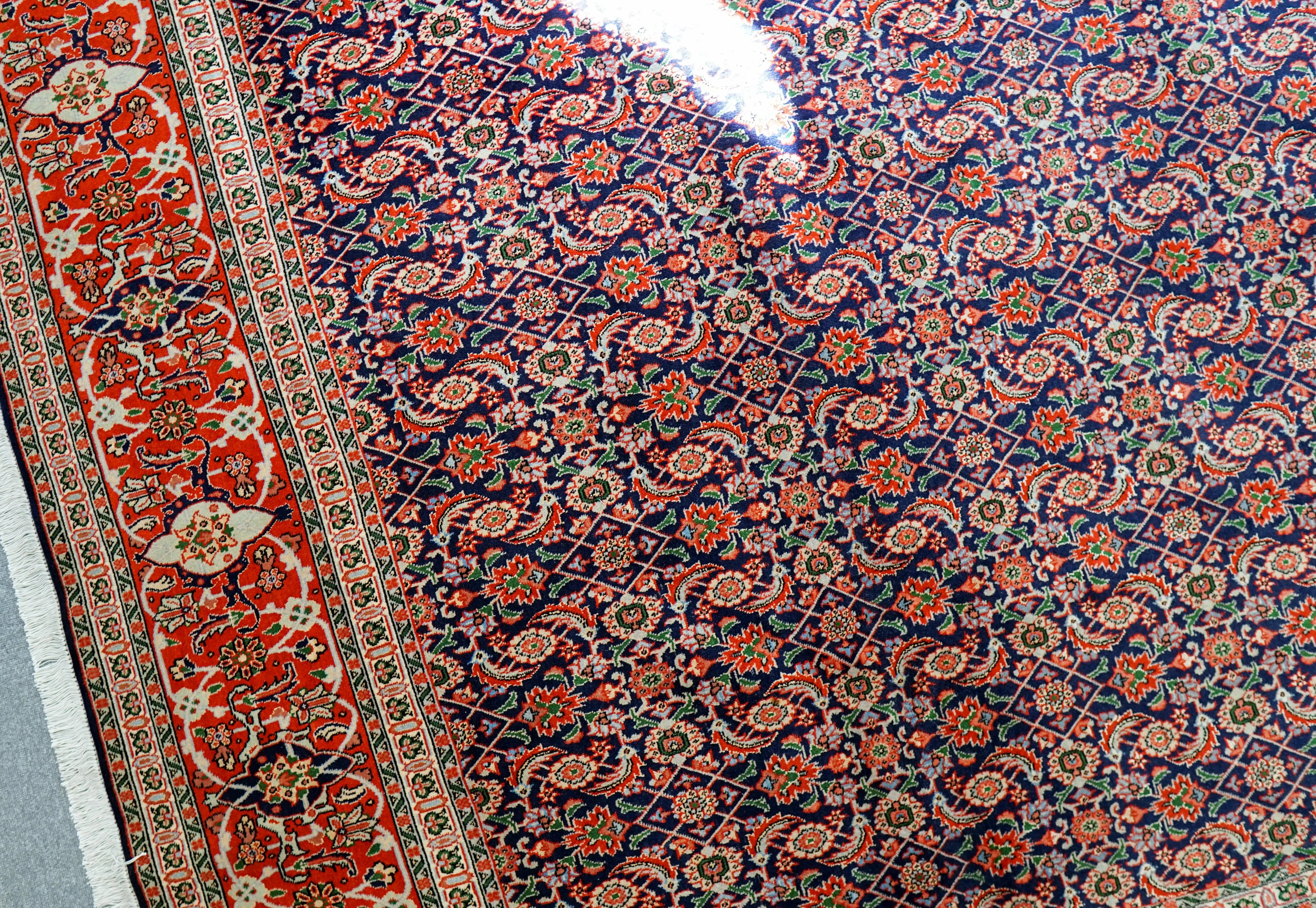 ペルシャ手織り絨毯タブリーズ産 高級シルク＆ウール使用 精緻な花柄と