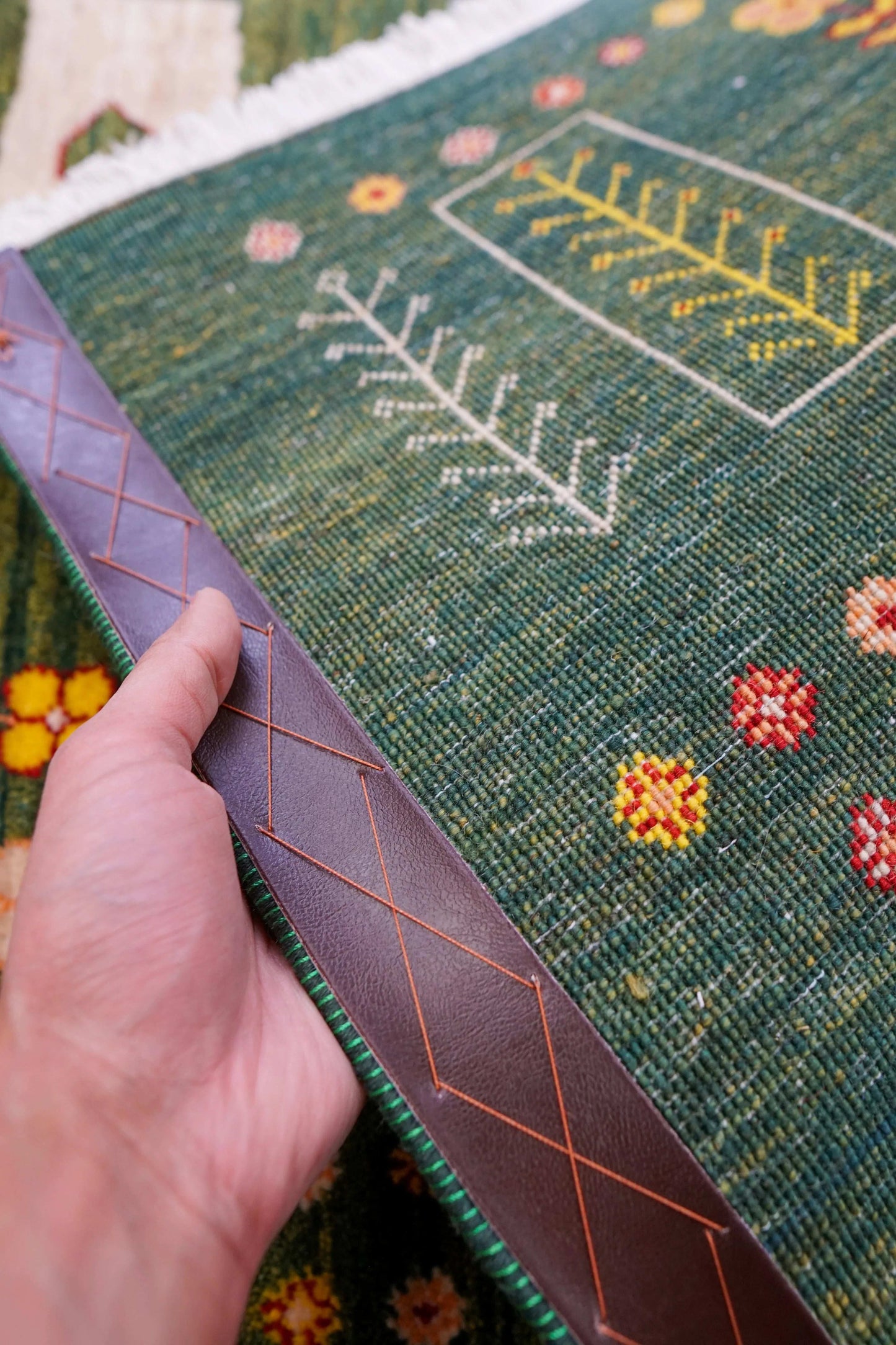  ペルシャ手織りカシュクリギャッベ リズバフト 93×62cm｜緑の草原と鳥のモチーフ・高密度織り ギャベ