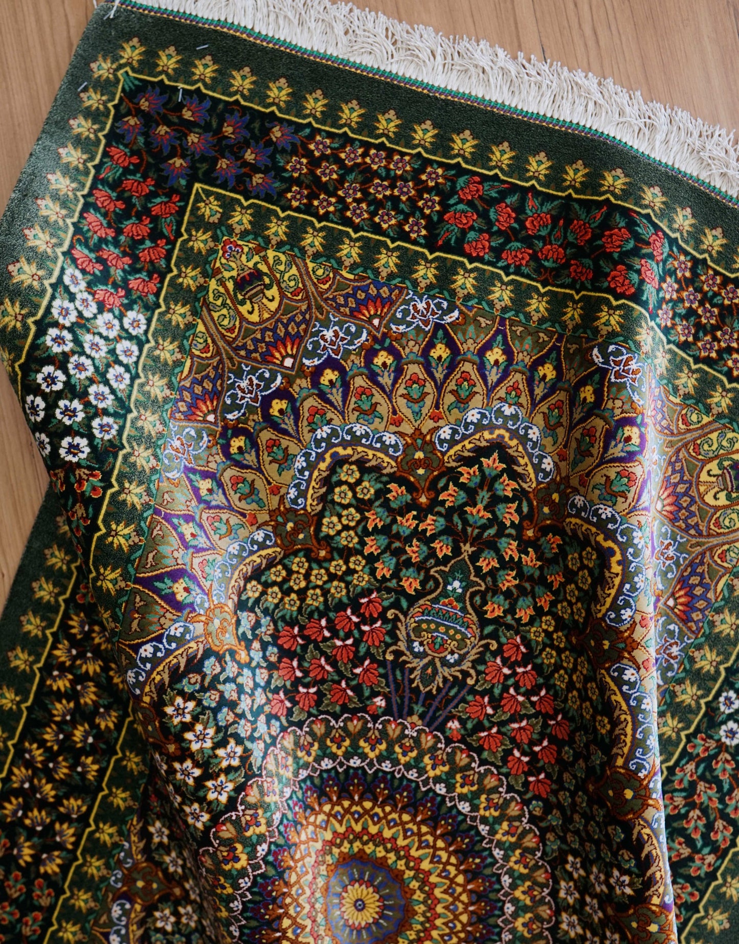  手織りペルシャ絨毯 クム産 タバタバイ工房 100％シルク 126×82cm｜グリーンメダリオン・最高級シルクラグ