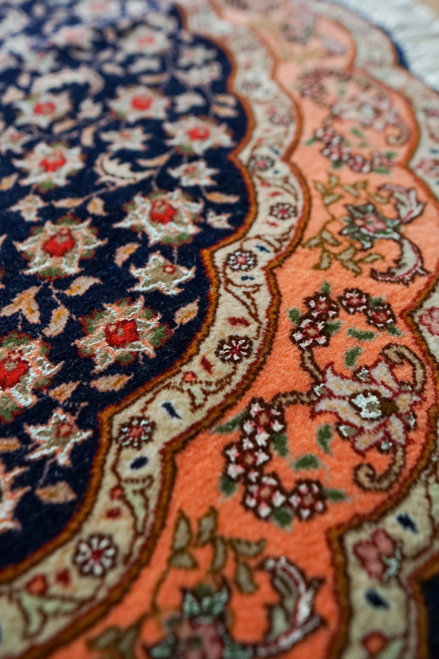 Collection ペルシャ手織り絨毯 タブリーズ産 丸い 145×98cm ウール＆シルク