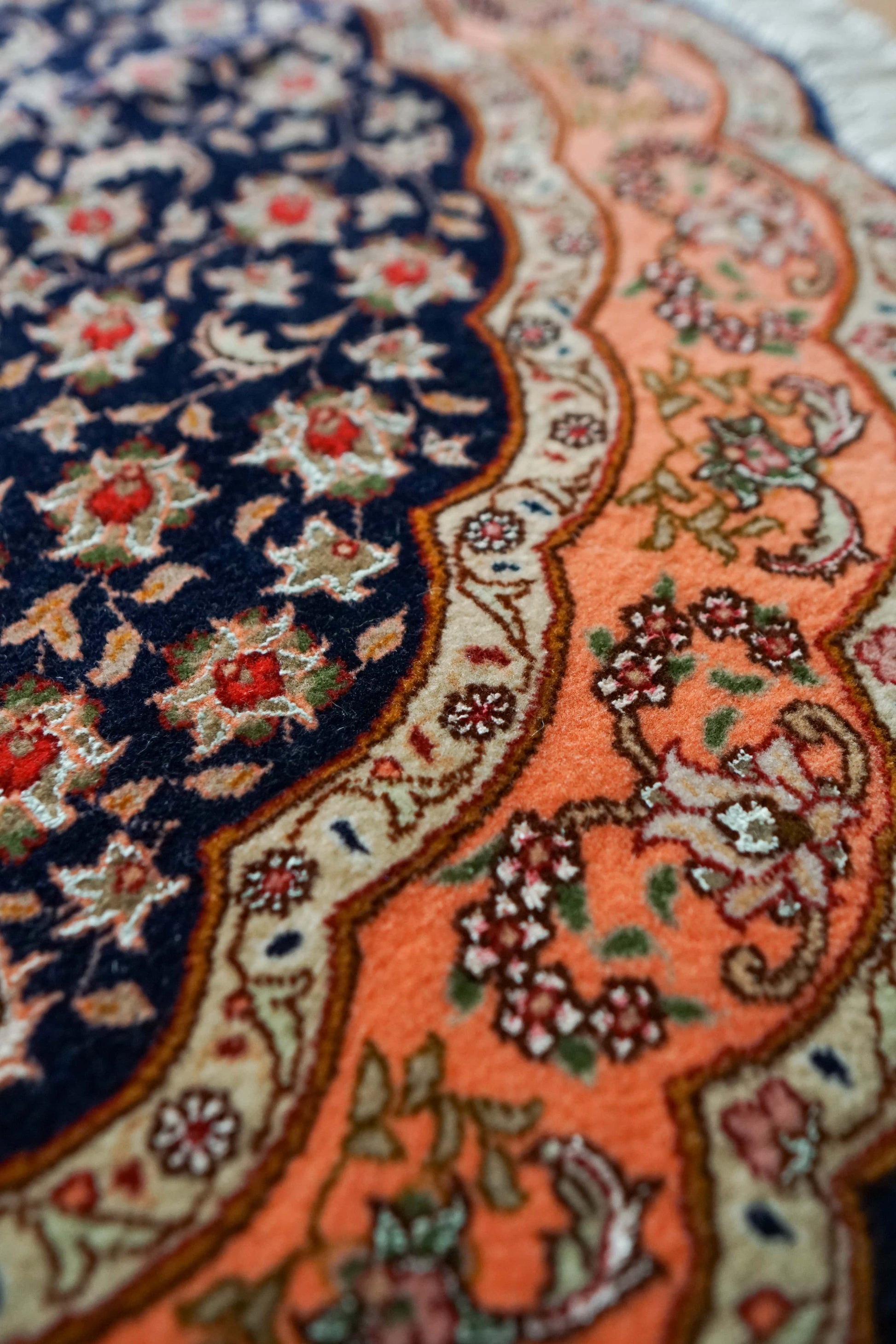 Collection ペルシャ手織り絨毯 タブリーズ産 丸い 145×98cm ウール＆シルク