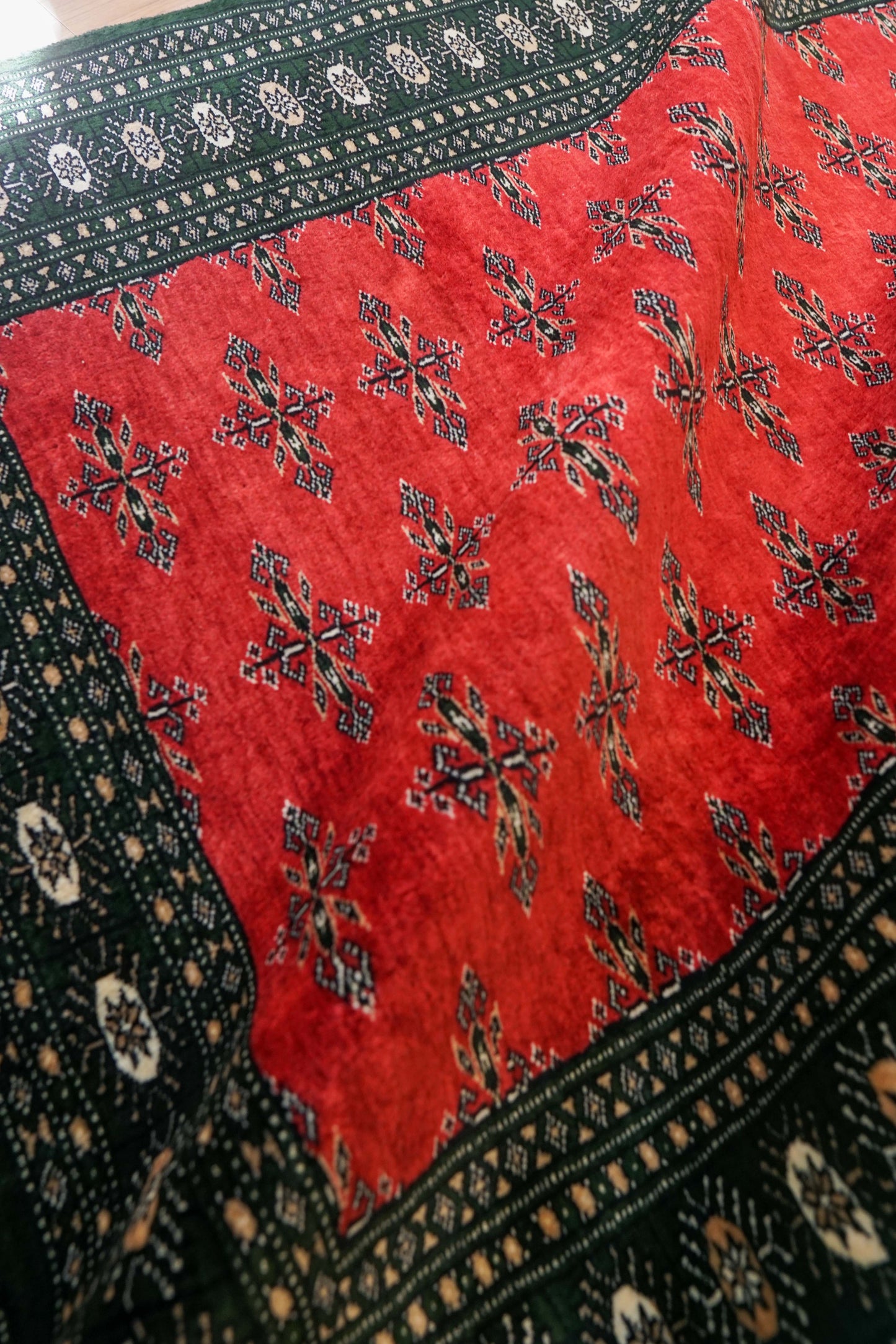  パキスタン手織り絨毯 143×92cm｜バタフライ文様・お守りモチーフのボーダー 高密度ウール