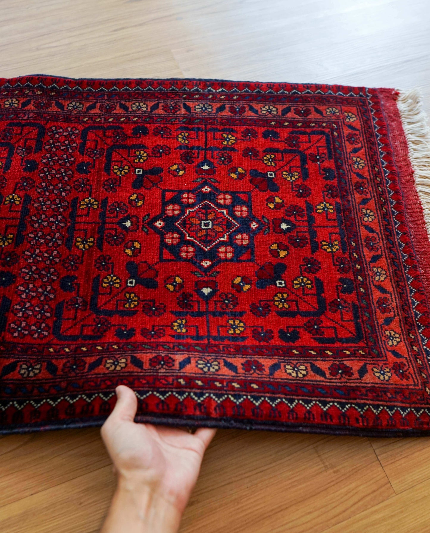  アフガニスタン手織り絨毯 カールモハメディ109×57cm｜深紅ギュル文様 トライバルラグ