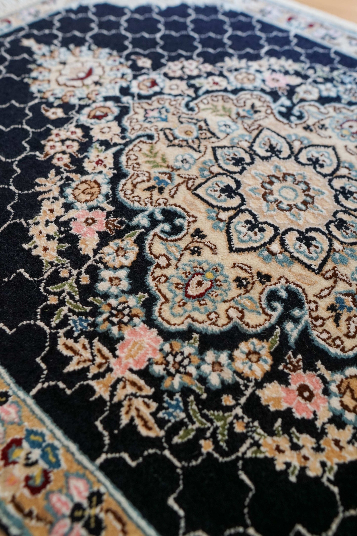  ペルシャ手織り絨毯 ナイン産 93×65cm