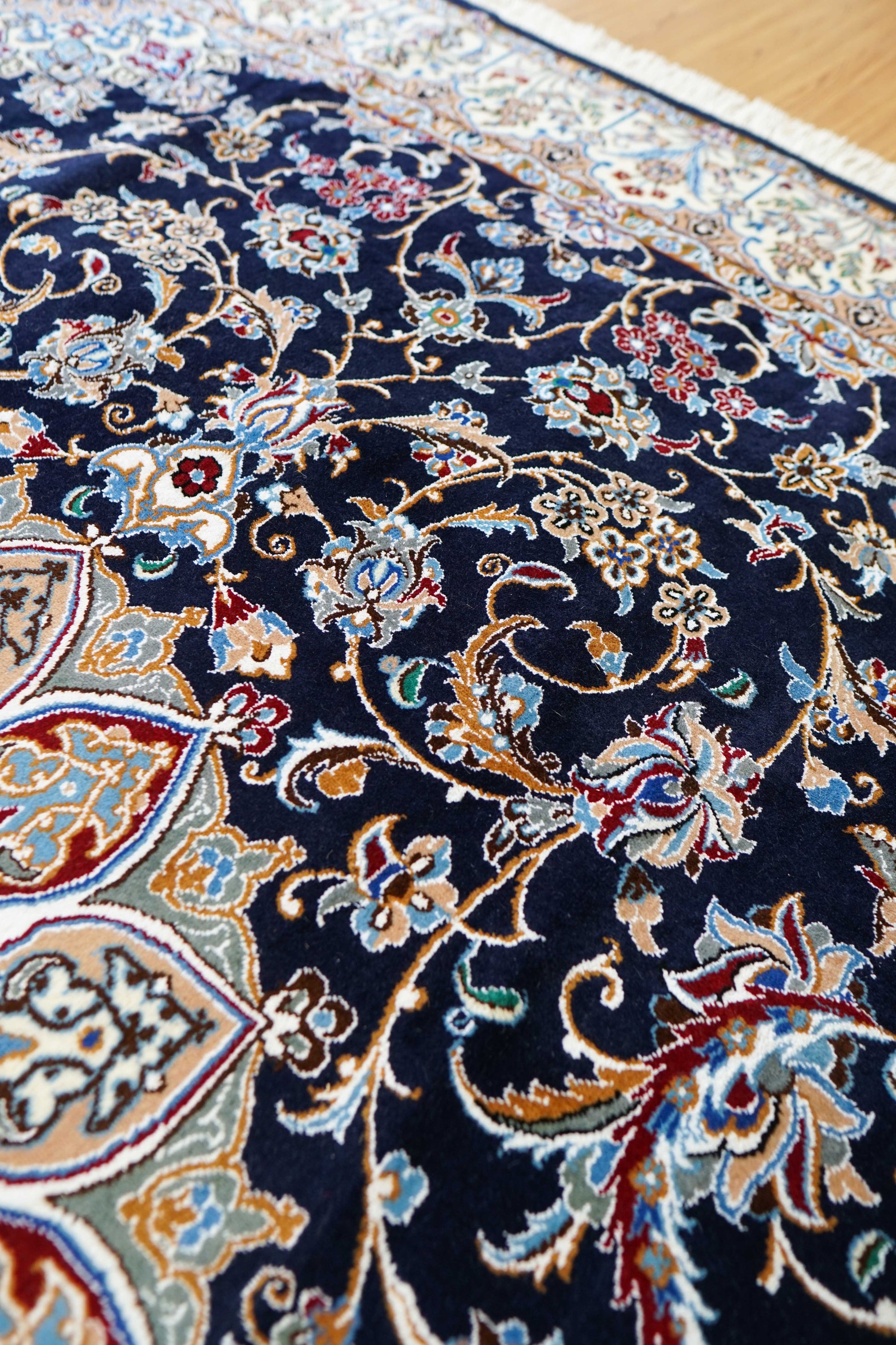  ペルシャ絨毯 ナイン産 250×200cm｜ウール×シルク・繊細メダリオンの伝統デザイン