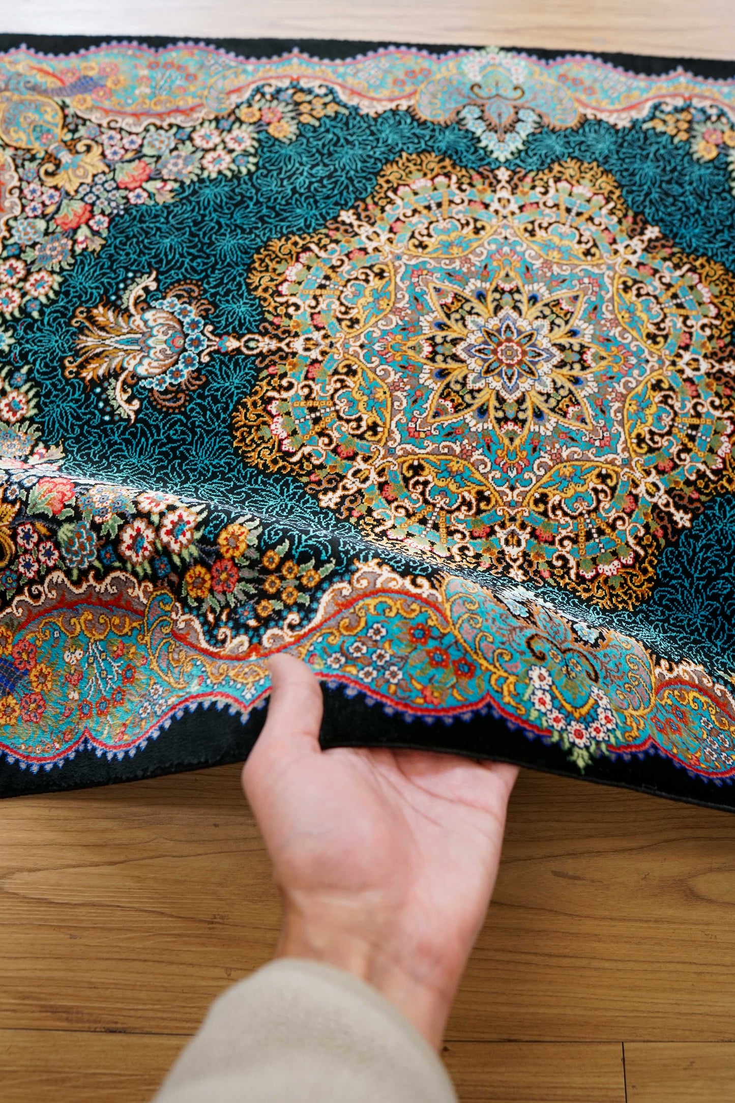  ペルシャ絨毯クム産  ムサヴィ工房　シルク　 証明書付 87×58cm　