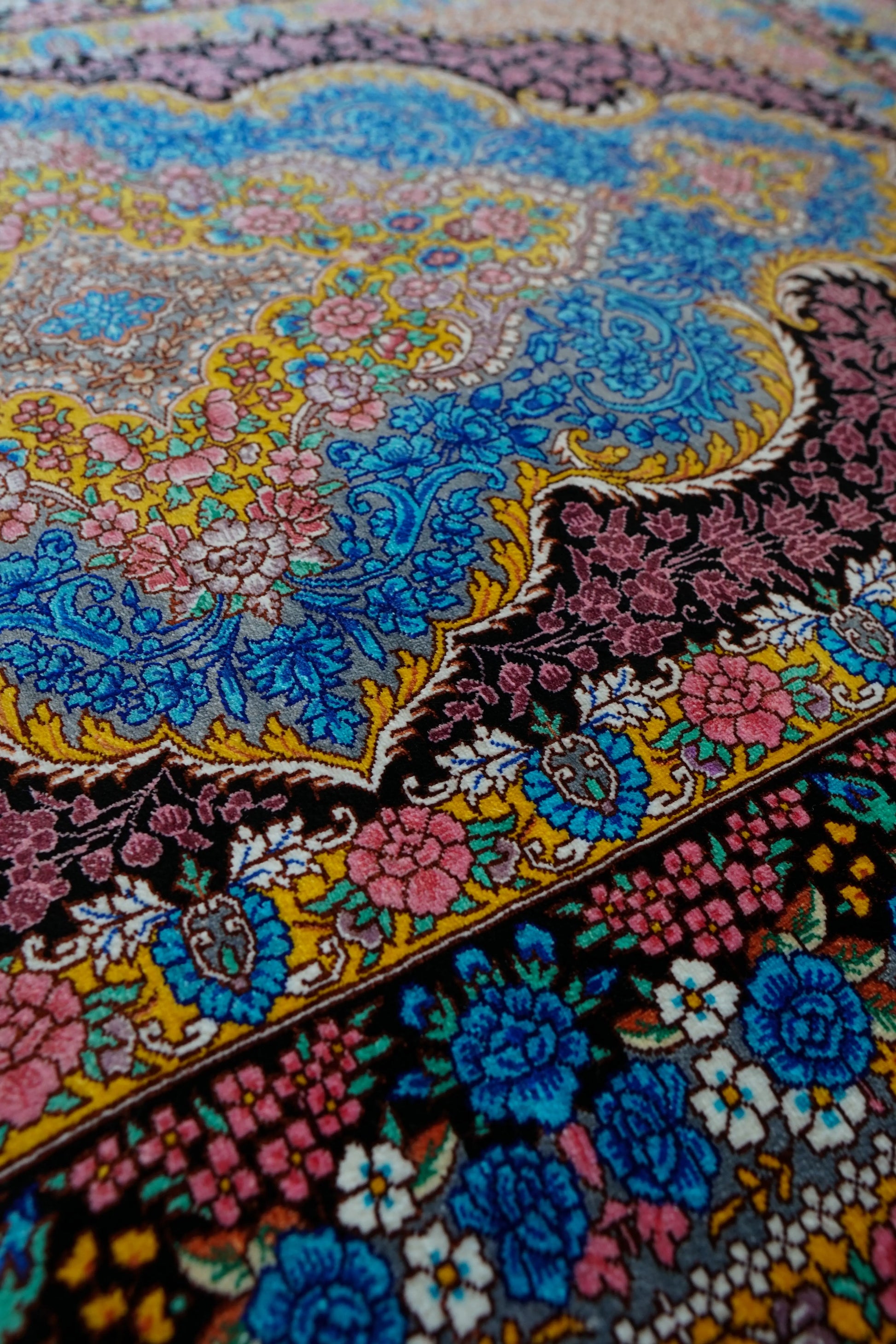 123×78cm　 ペルシャ絨毯クム産シルク 100%　 Decorworks