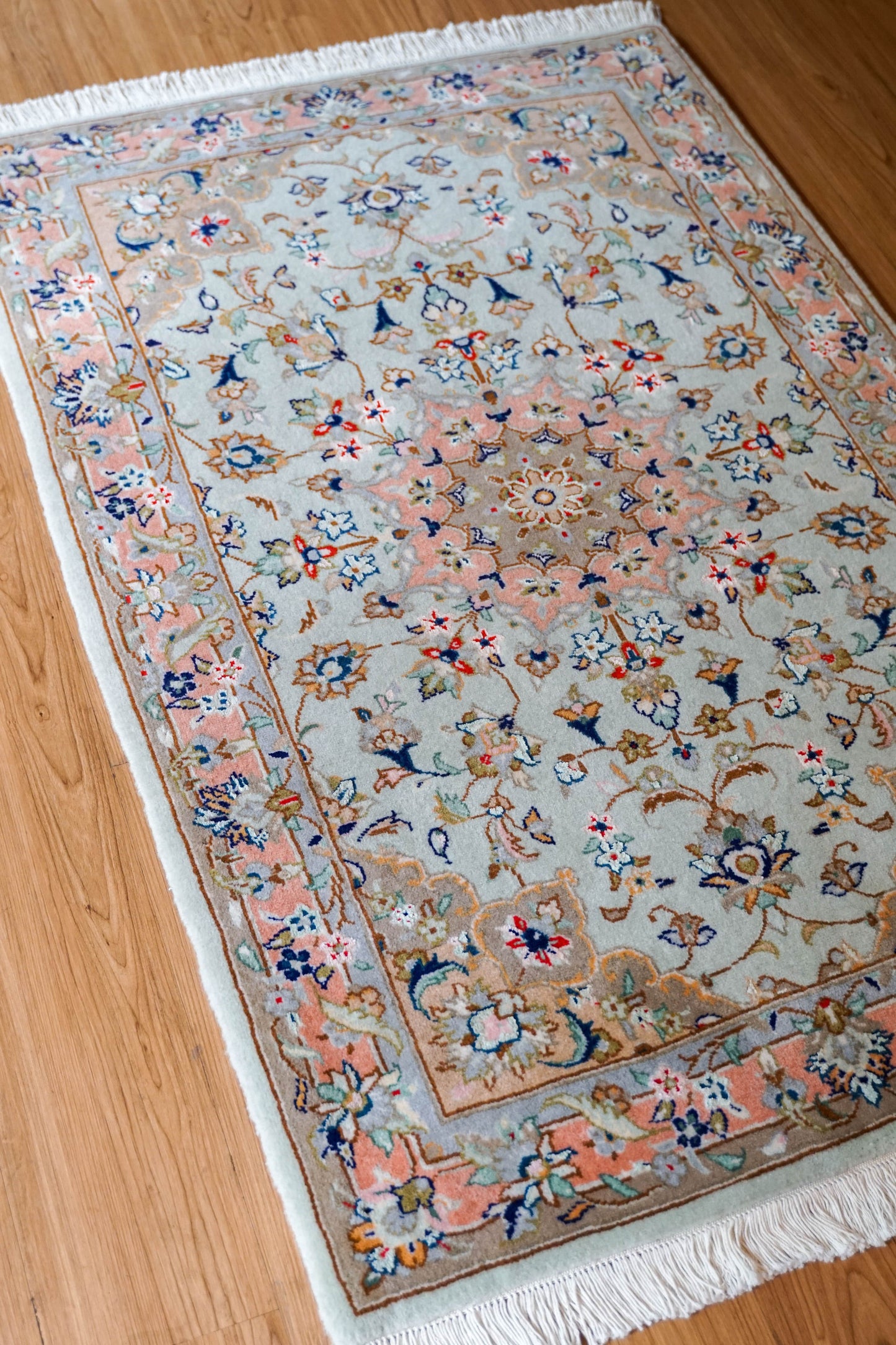 Collection ペルシャ絨毯 カシャーン産 130×85cm ｜ ウールとシルクが織りなす柔らかな光と伝統の花文様