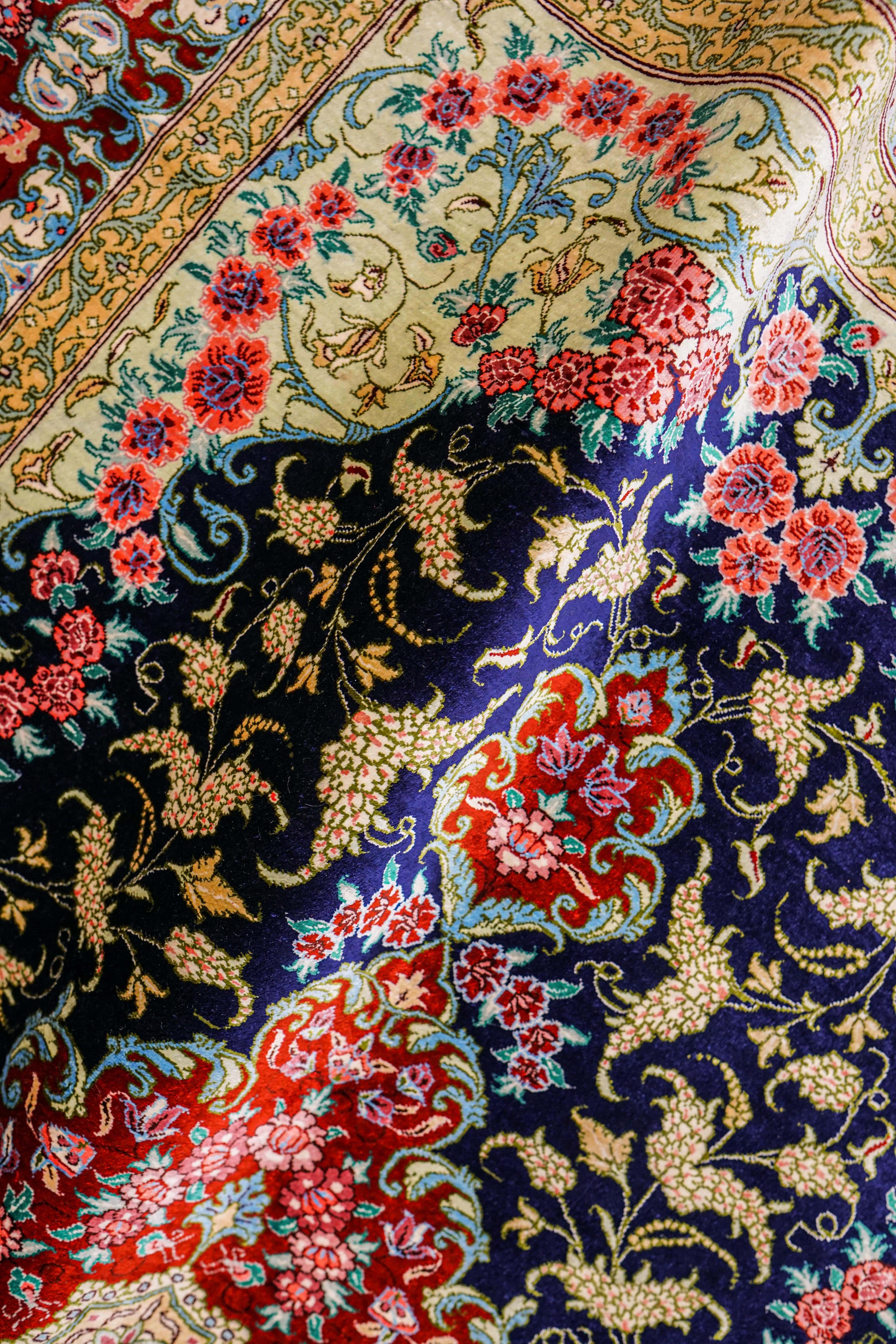 ペルシャ絨毯 クム産 100％シルク 手織り 150×98cm – Decorworks