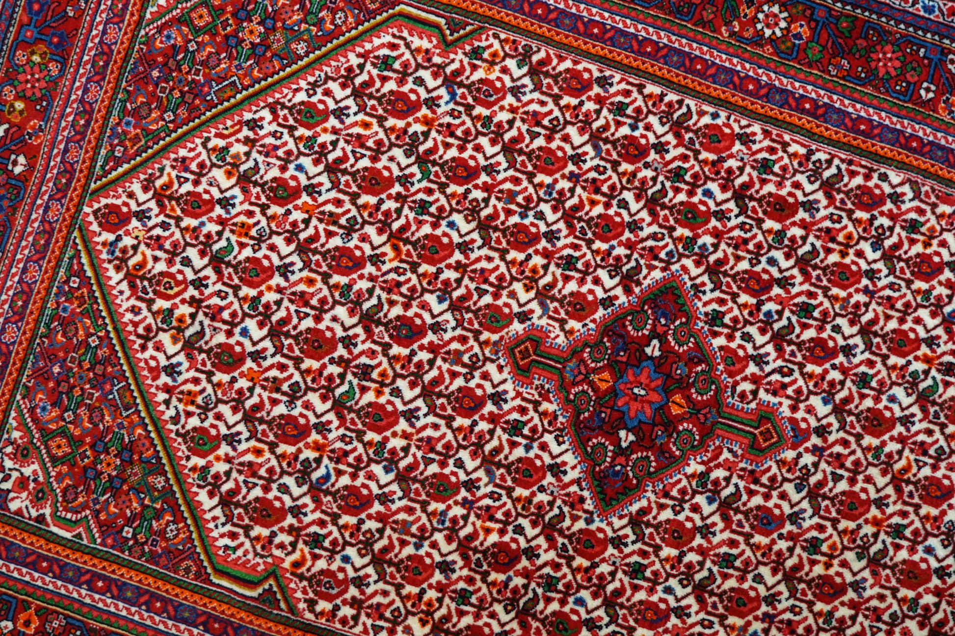  ペルシャ絨毯 ジョーザン産 165×108cm  伝統の花文様が織りなす上質ウールラグ