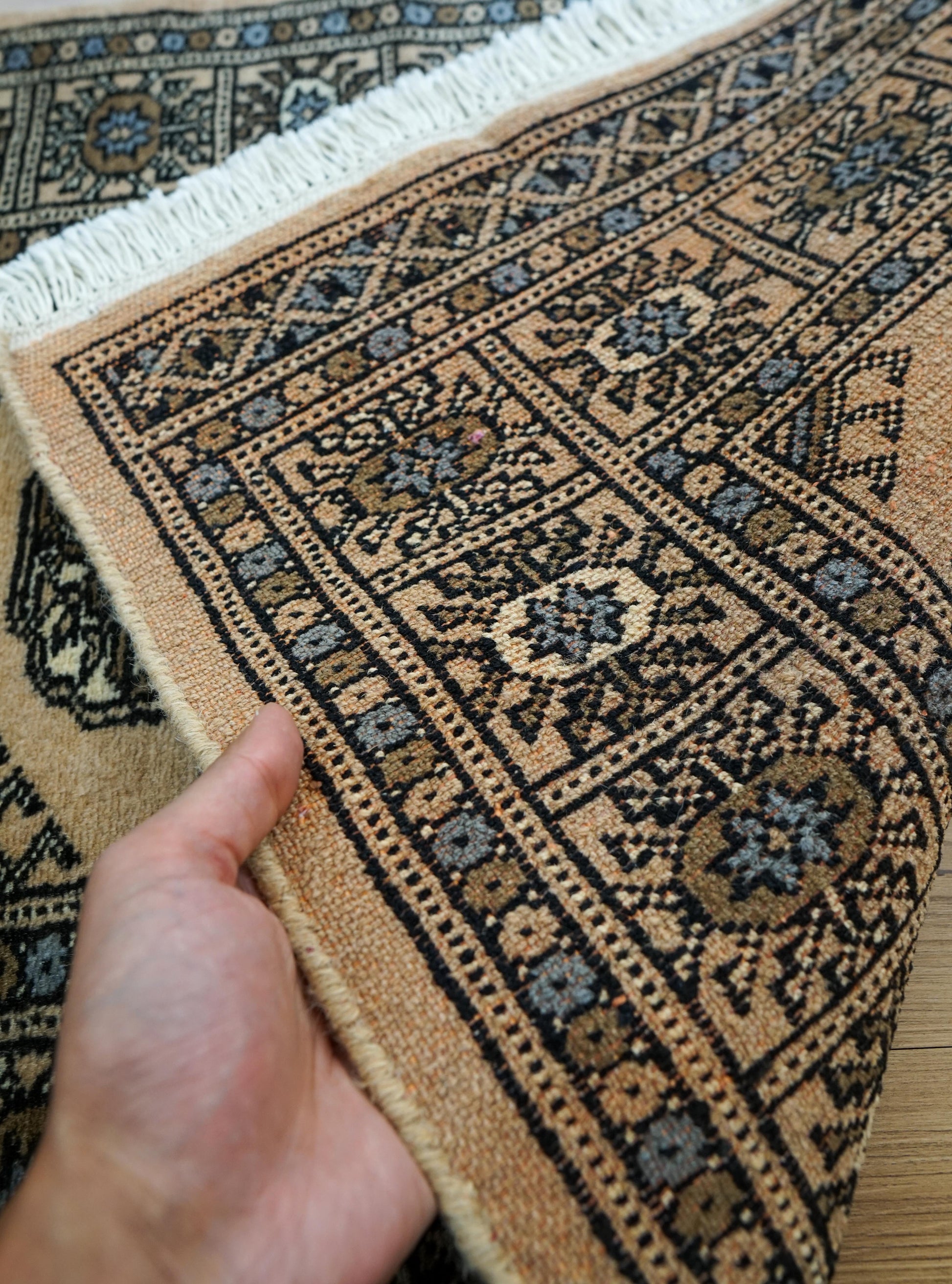  パキスタン手織り絨毯 93×62cm