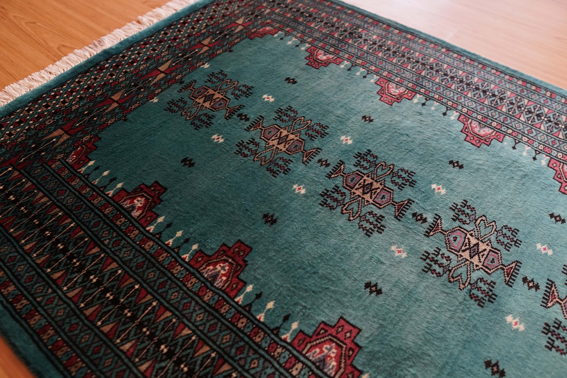  パキスタン手織り絨毯　122×82cm — ランプ文様が彩る上質ウールラグ