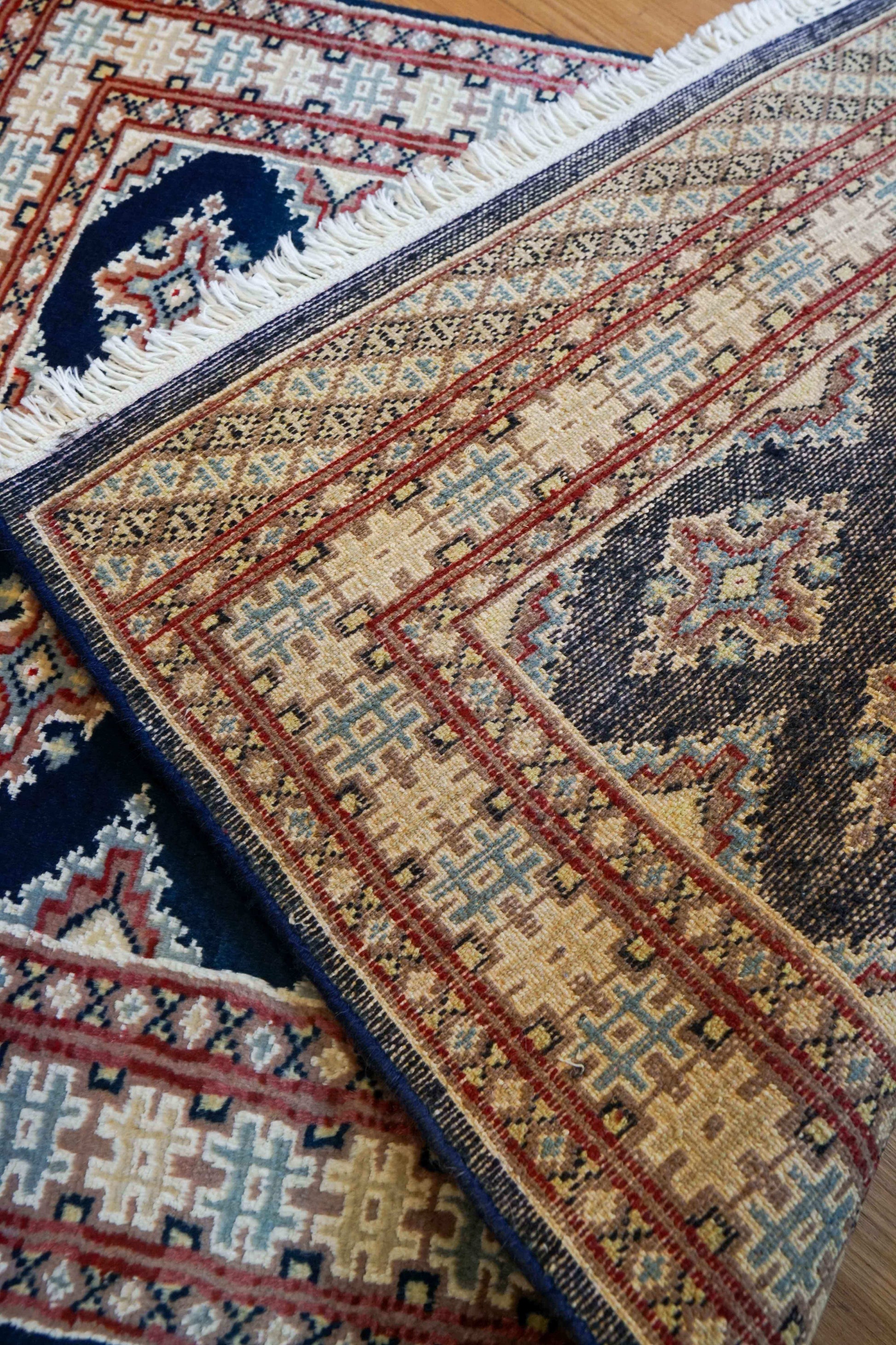  パキスタン手織り絨毯　 93×61cm