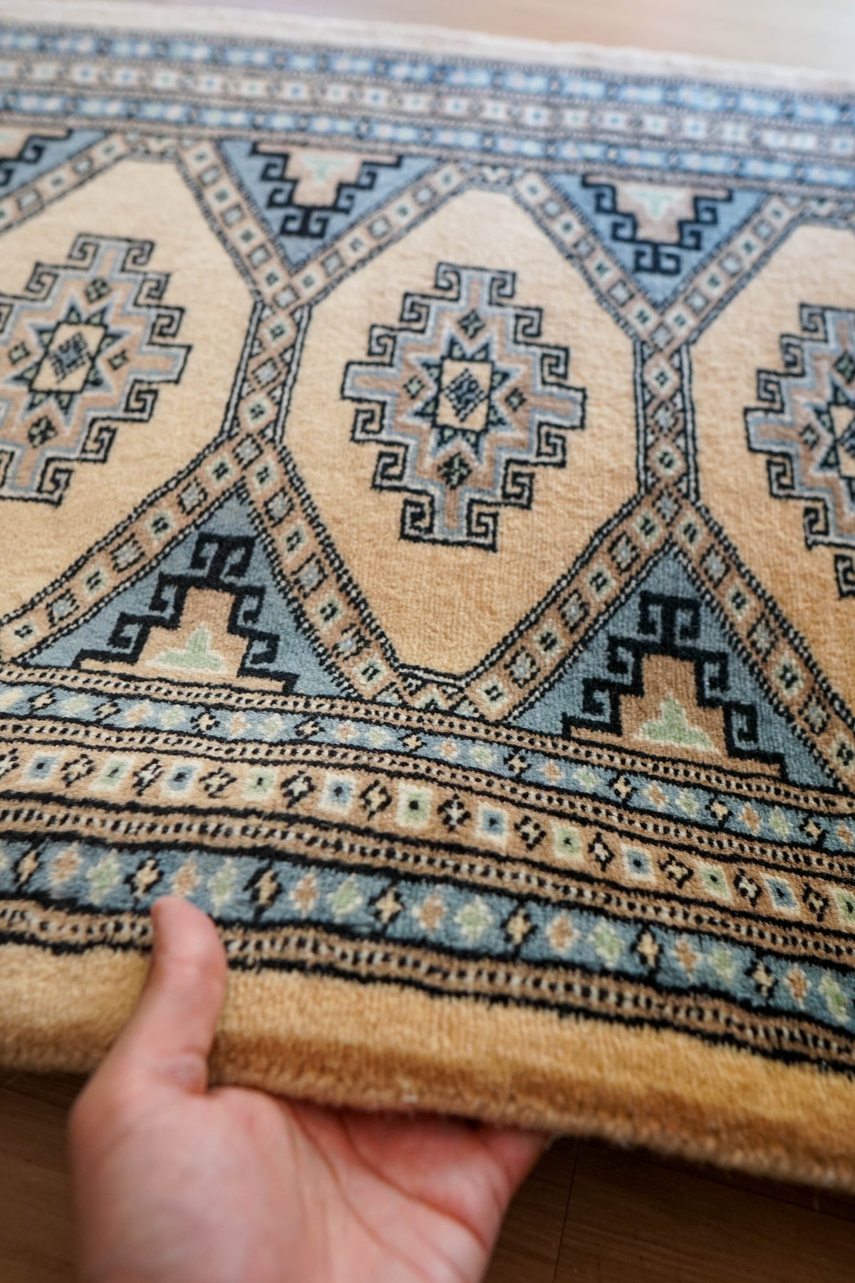  81×63cm  パキスタン手織り絨毯