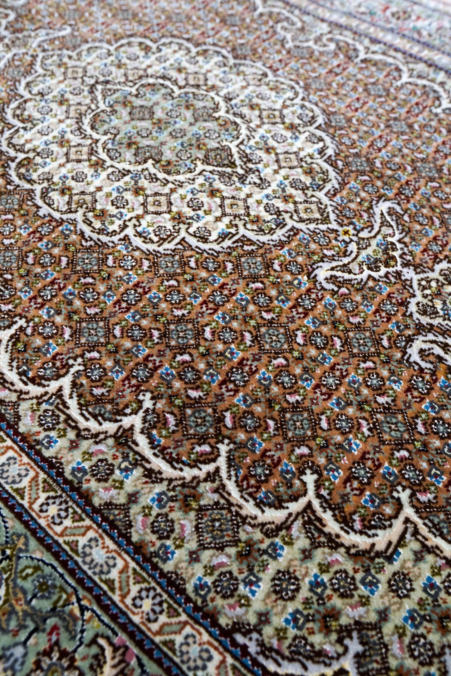  ペルシャ手織り絨毯 タブリーズ産　50RAJ  127×85cm