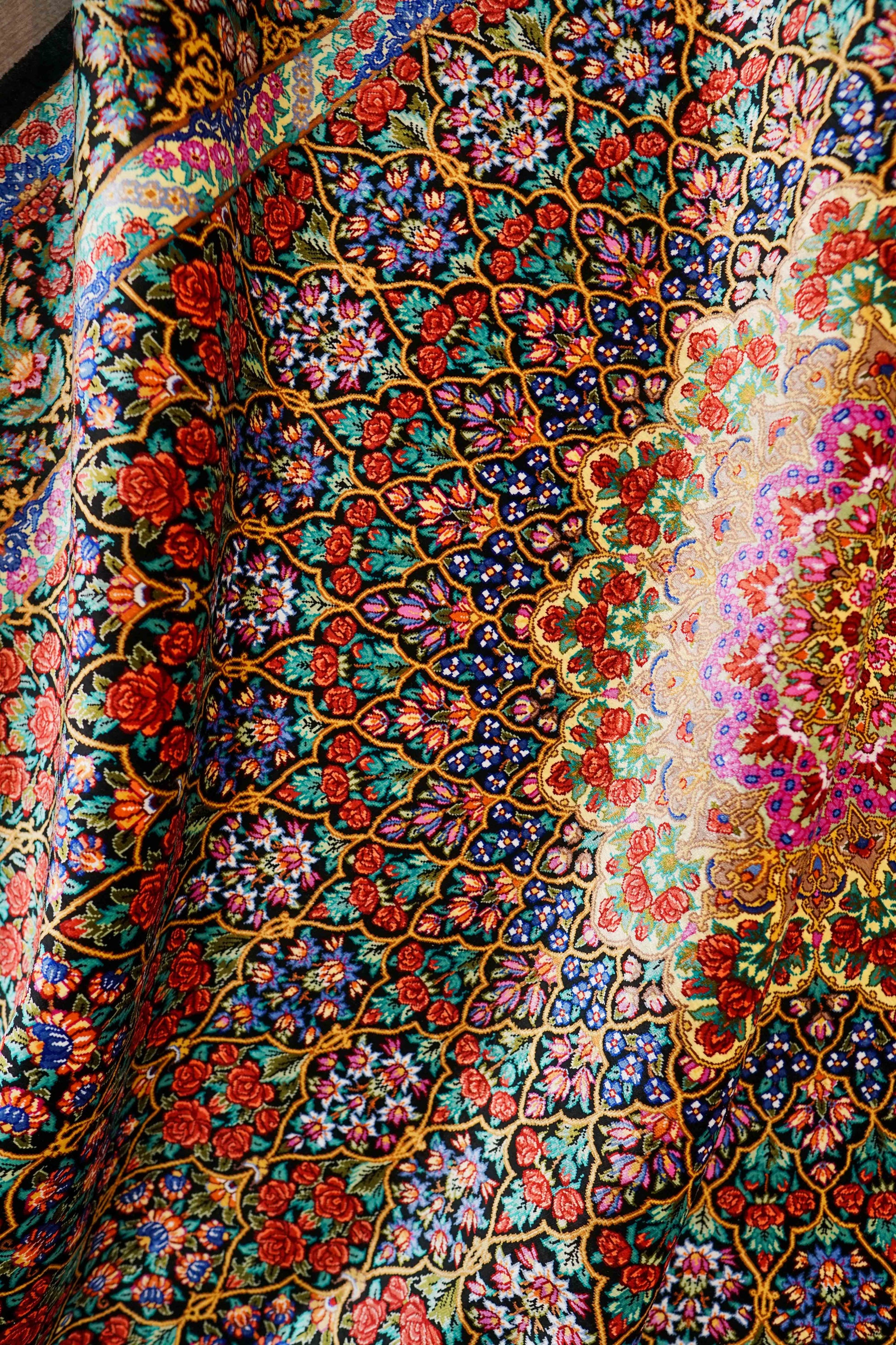  手織りペルシャ絨毯 クム産 アバーシ工房 201×131cm シルク100％ 花文様